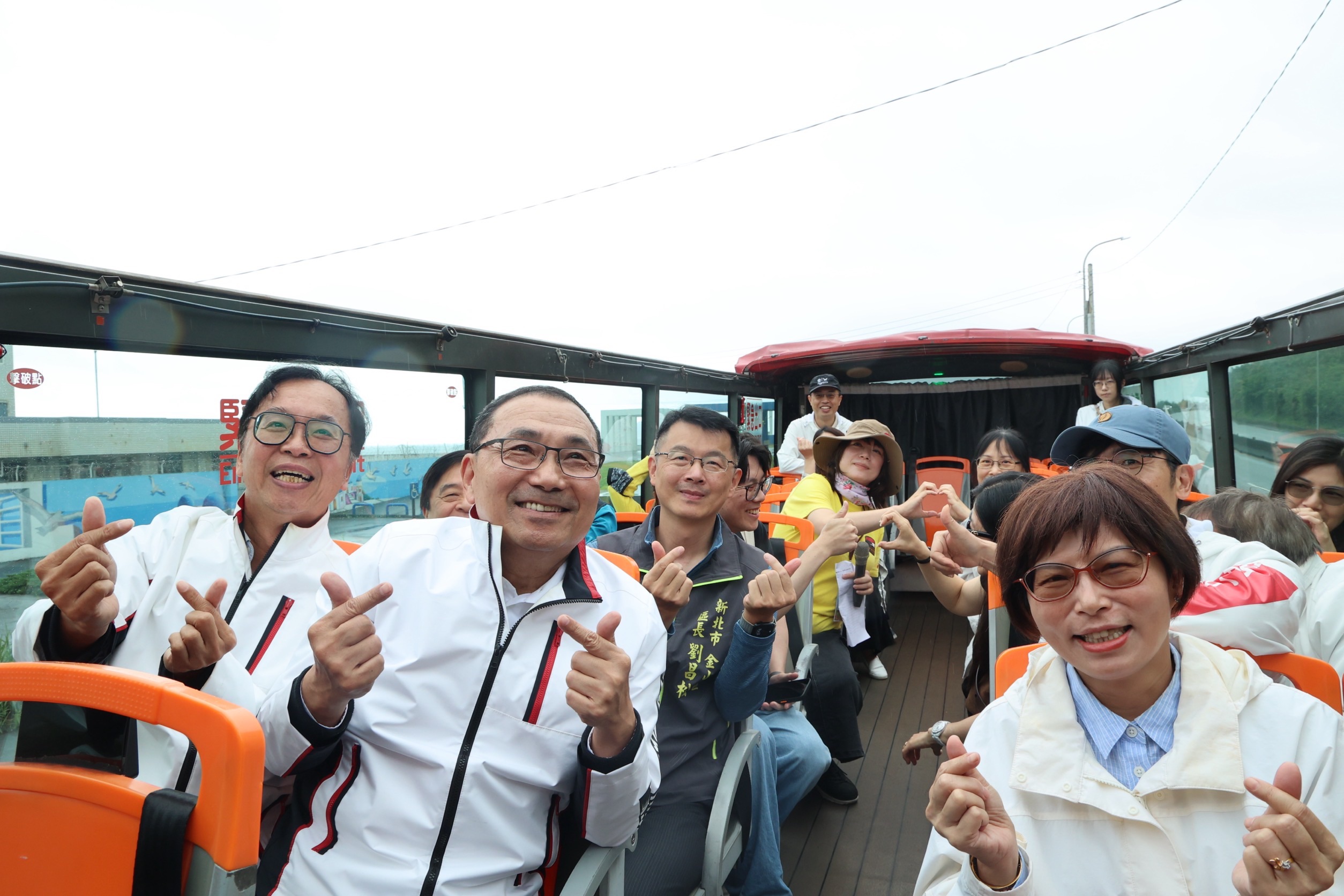市長侯友宜邀請國內外遊客來體驗即將首發的青春山海線景觀雙層巴士。
