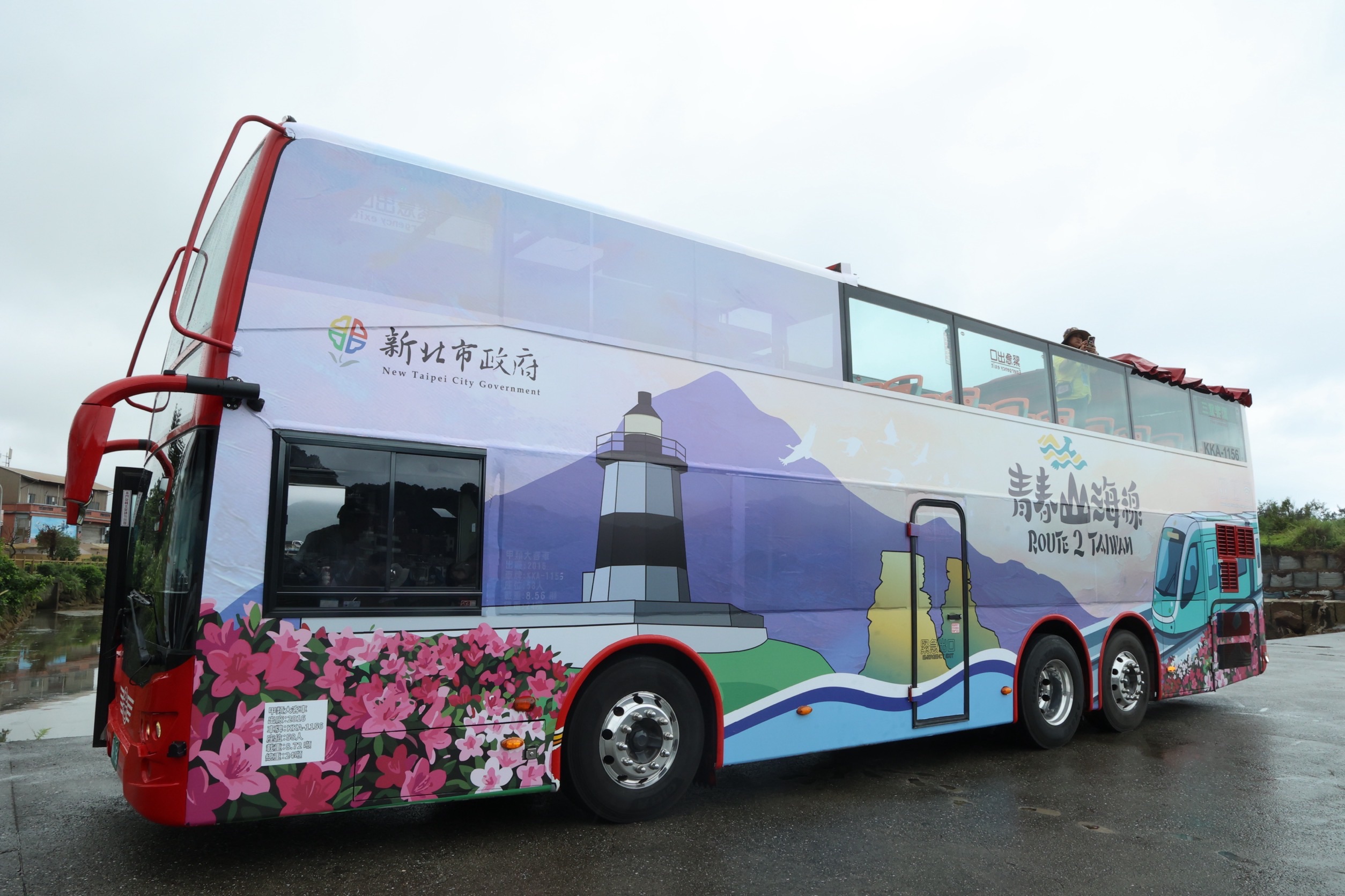 移動的觀景台！青春山海線景觀雙層巴士車身吸睛，彩繪融合野柳女王頭、富貴角燈塔與淡江大橋，滿載新北濱海意象。