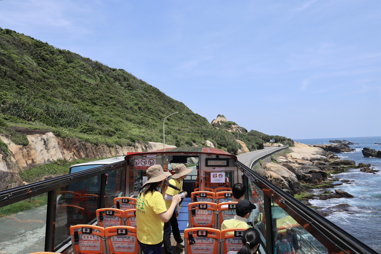 搭乘青春山海線景觀巴士，沿北海岸行進，可從高視角飽覽山海交織的壯麗風光，體驗輕鬆舒適的旅遊方式。