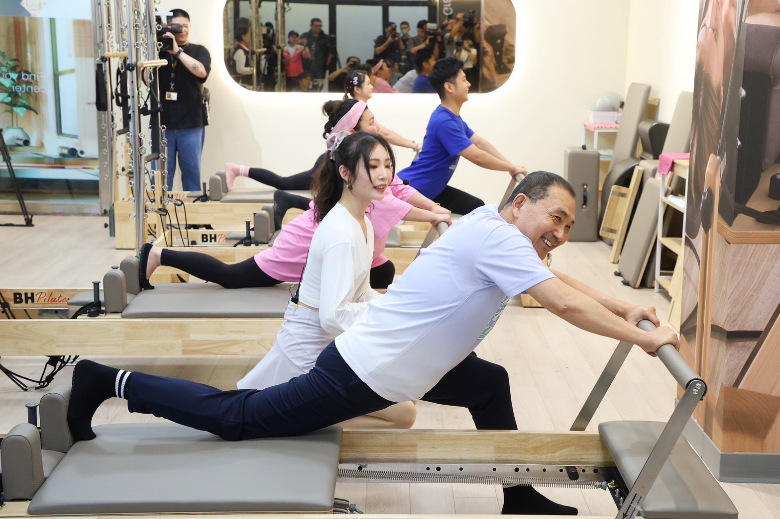 侯友宜攜手國民美媽林美秀及富邦悍將應援團長布布寶貝Bryan 體驗器械皮拉提斯 一起提倡女性多運動