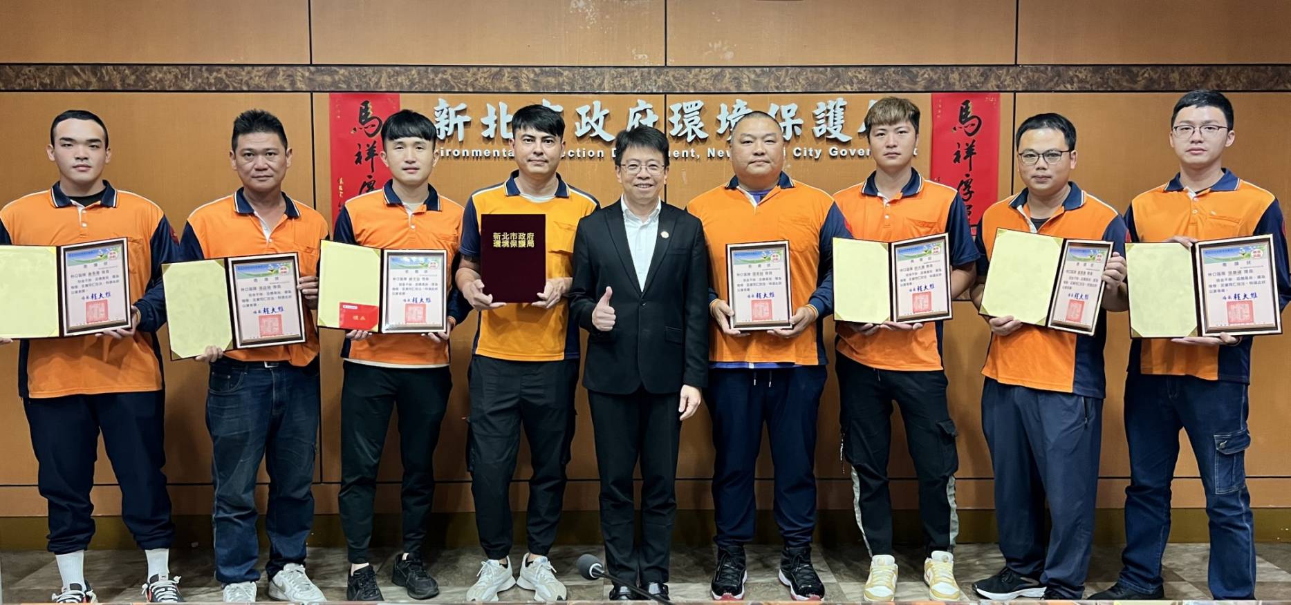 拾金不昧受獎同仁與局長合照