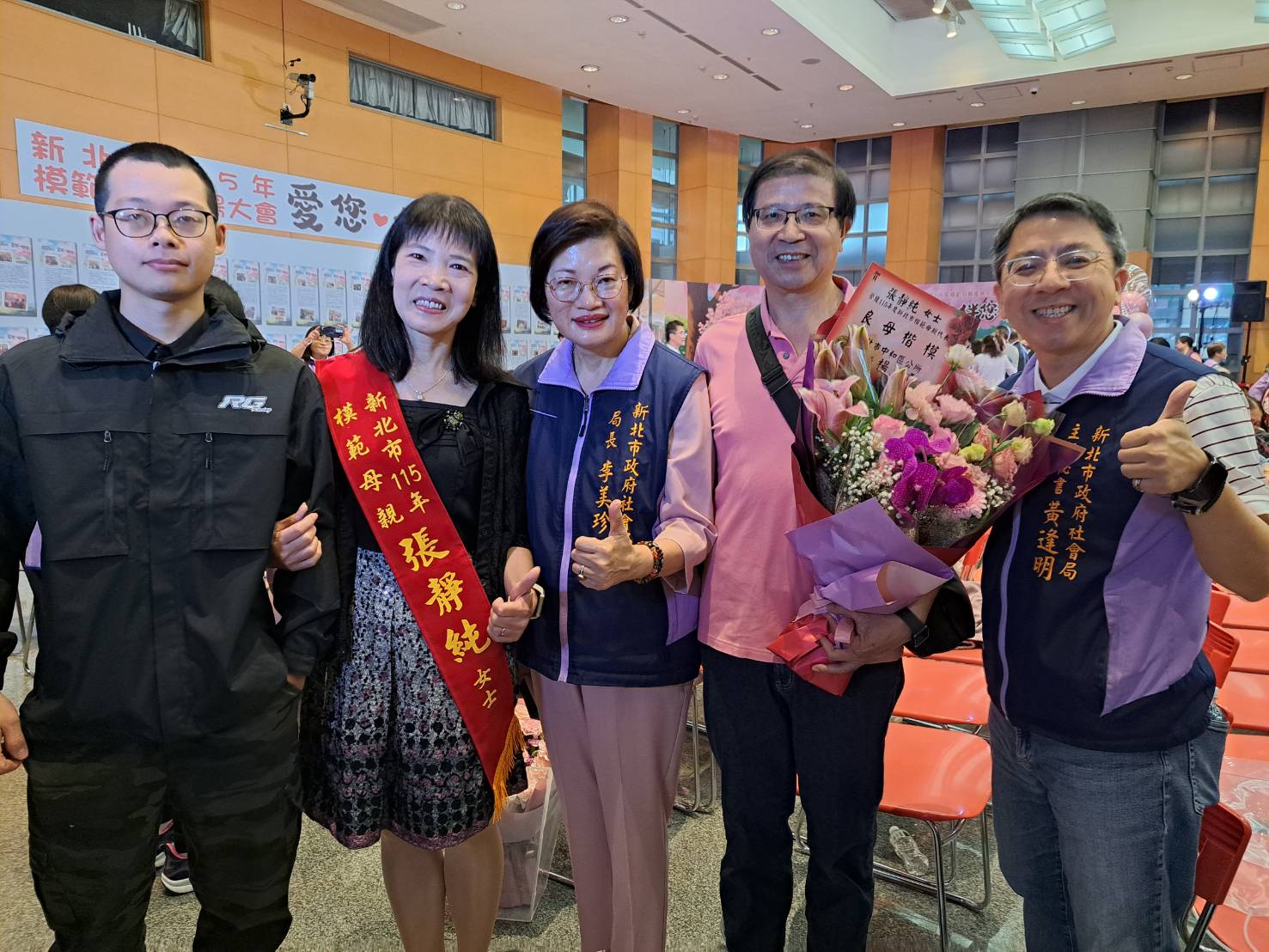 張靜純擔任新北寄養媽媽23年，獲得今年模範母親表揚，她曾照顧3年多的小明（左1）特地趕來為媽媽祝福。