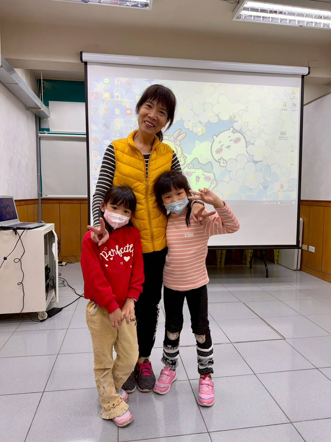  張靜純開心帶著照顧的寄養童參加家扶魅影舞蹈團表演成果展，鼓勵孩子學舞蹈才藝。