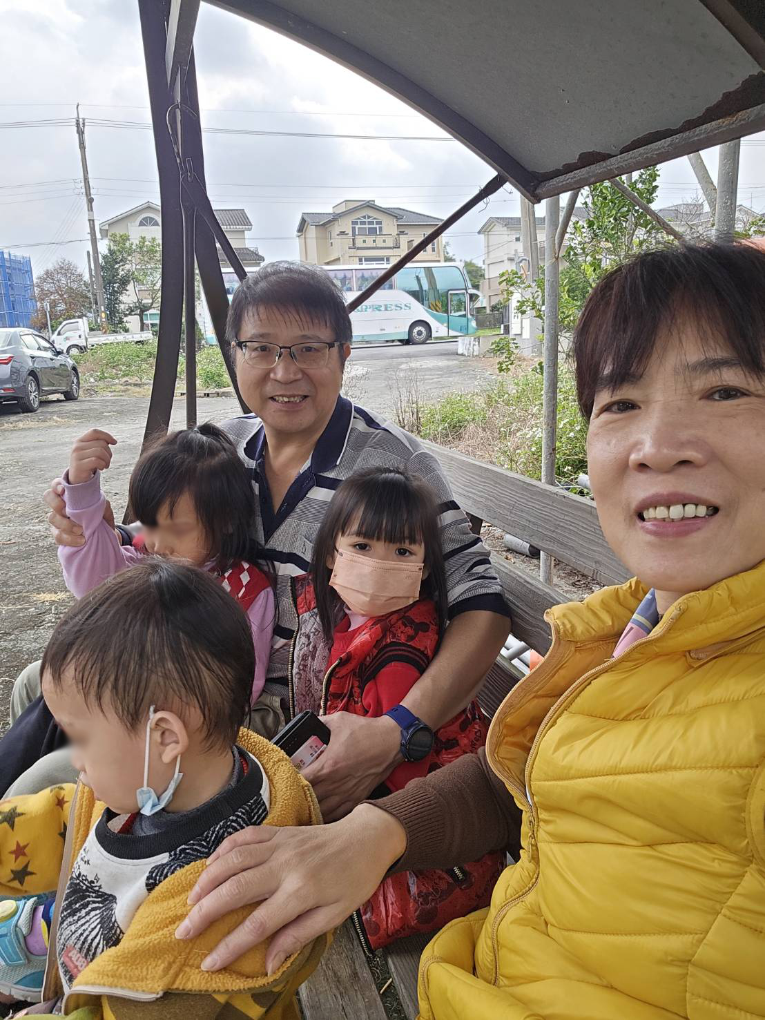 張靜純擔任新北寄養媽媽23年，幸好有先生的支持，兩人假日會帶著寄養童外出遊玩。