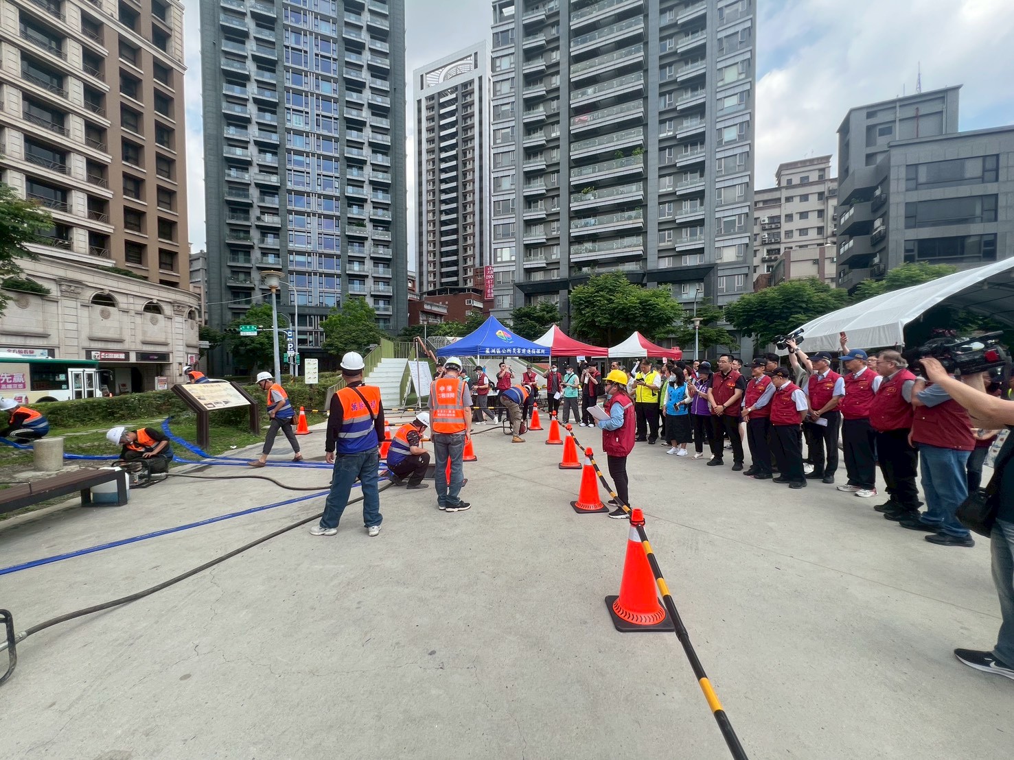 演示模擬當遭遇地方積淹水時，由工務組立刻派員進行抽排水作業