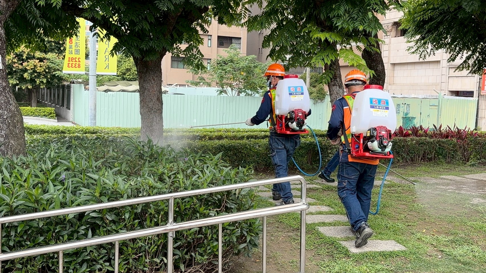 演示模擬當地方積淹水排除後，清潔隊後續協助辦理環境噴消作業