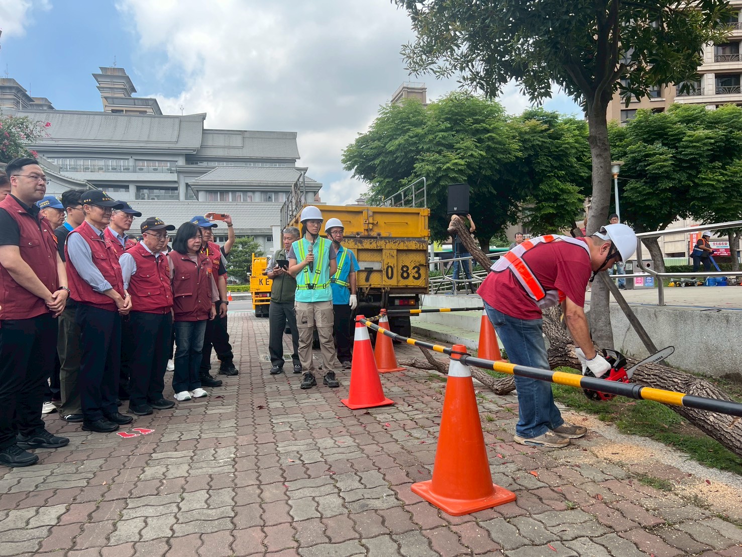 演示模擬當地方積淹水排除後，清潔隊後續協助辦理環境噴消作業
