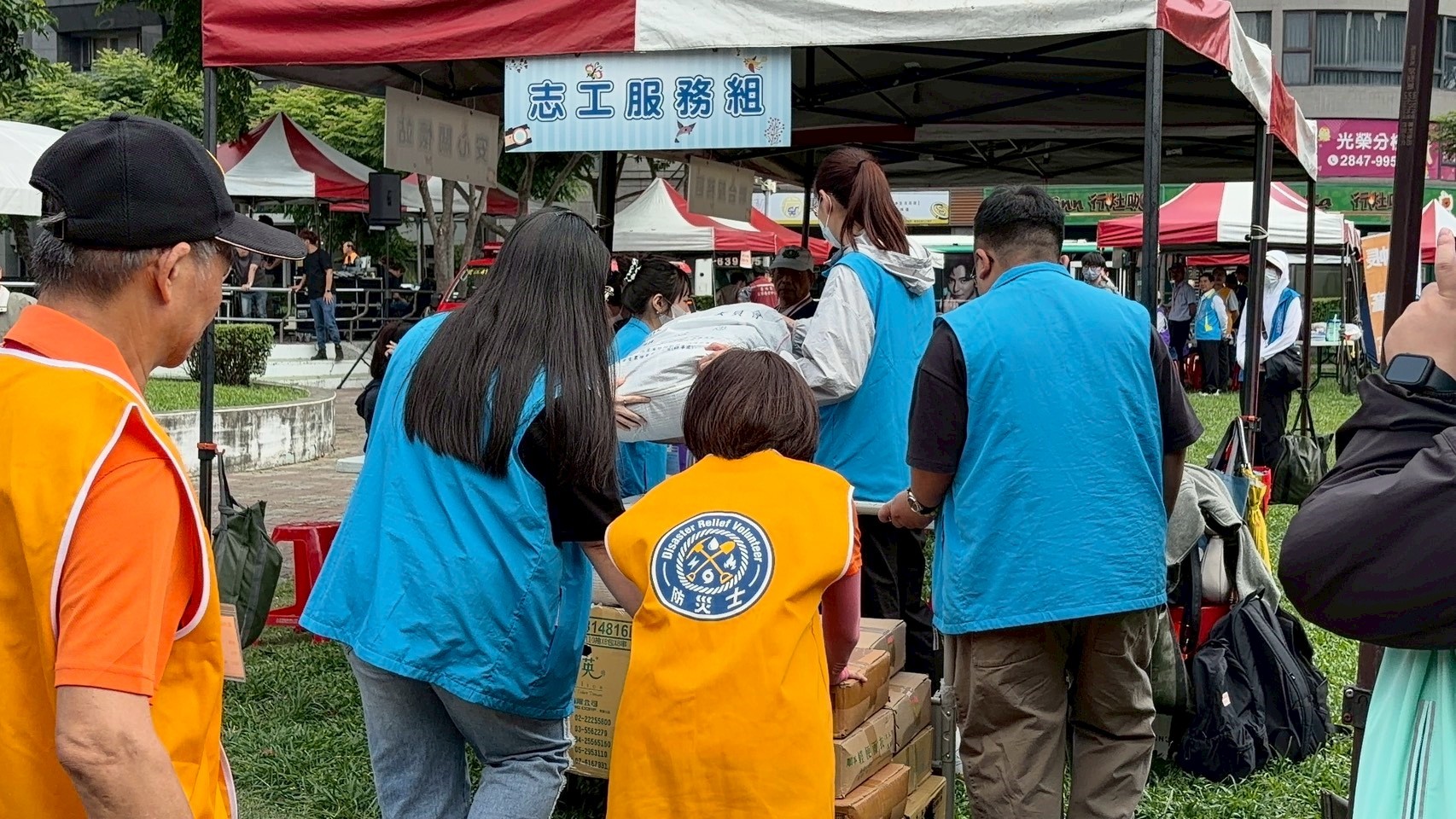 演示防災士與志工協助避難收容作業