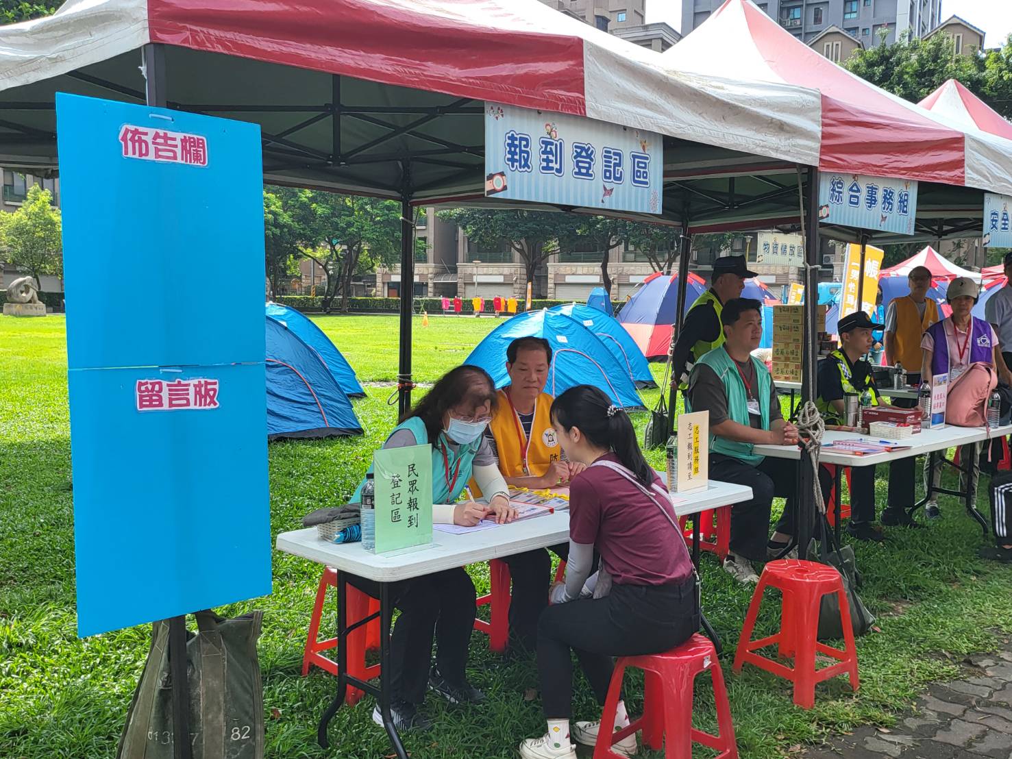 受災民眾排隊辦理各項報到登記手續、領取識別證及避難收容處所手冊
