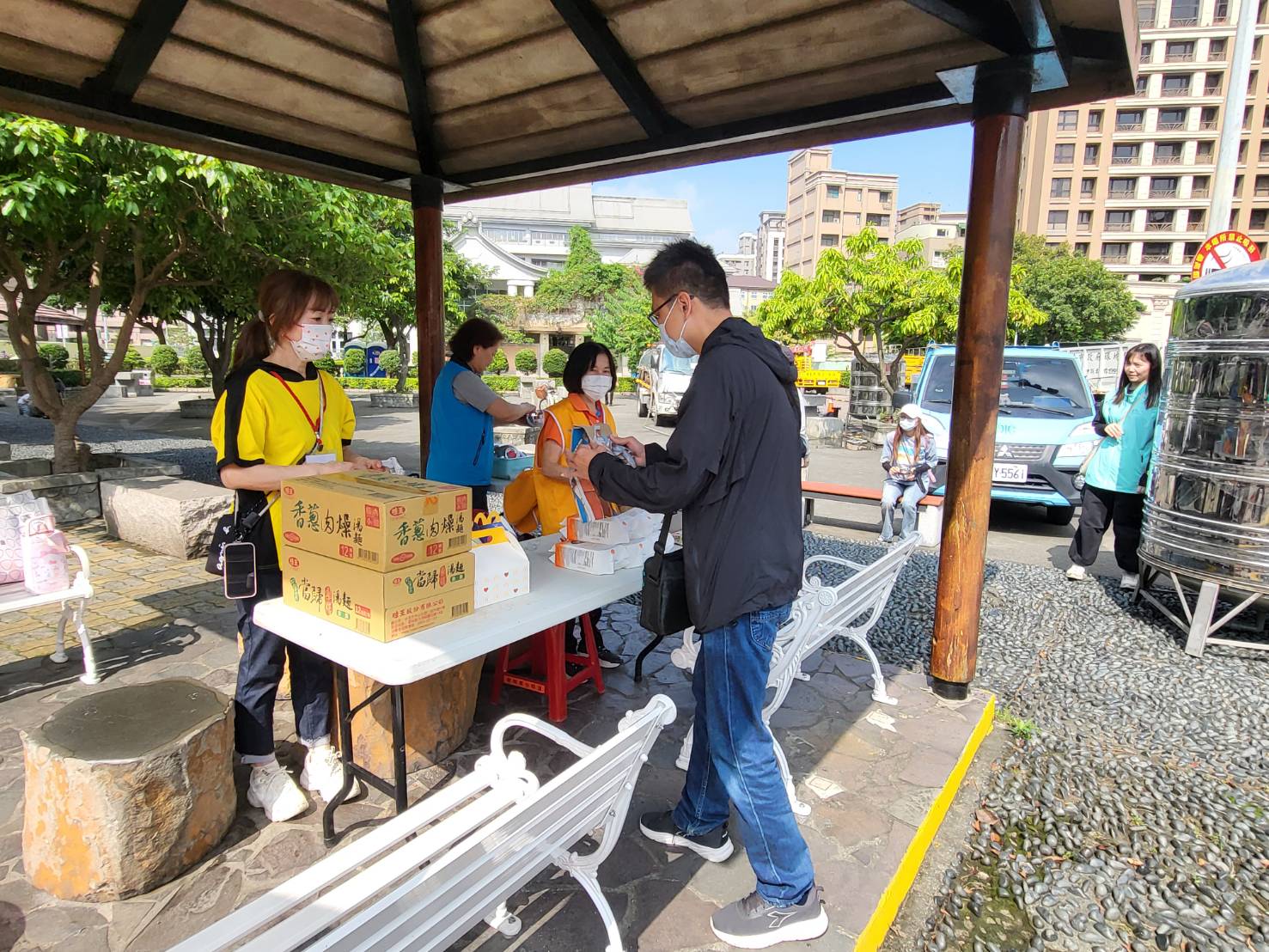 炊事區備有熱水以烹煮熟食供民眾食用，並結合防災企業進駐提供熟食