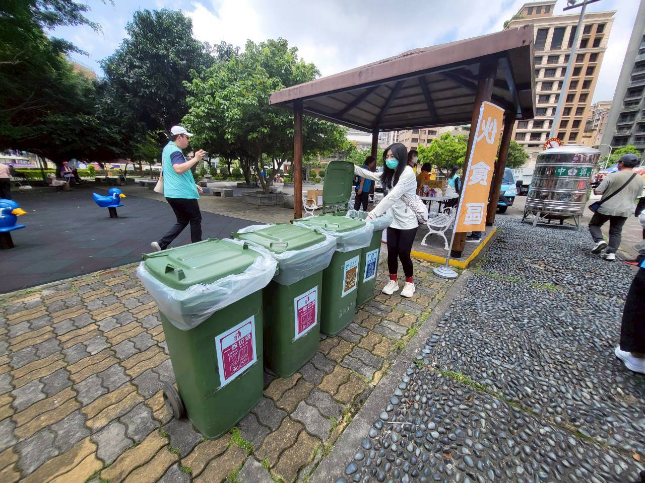 面對廣大收容民眾，環境衛生非常重要，由本區清潔隊設置子母車供民眾垃圾清潔服務