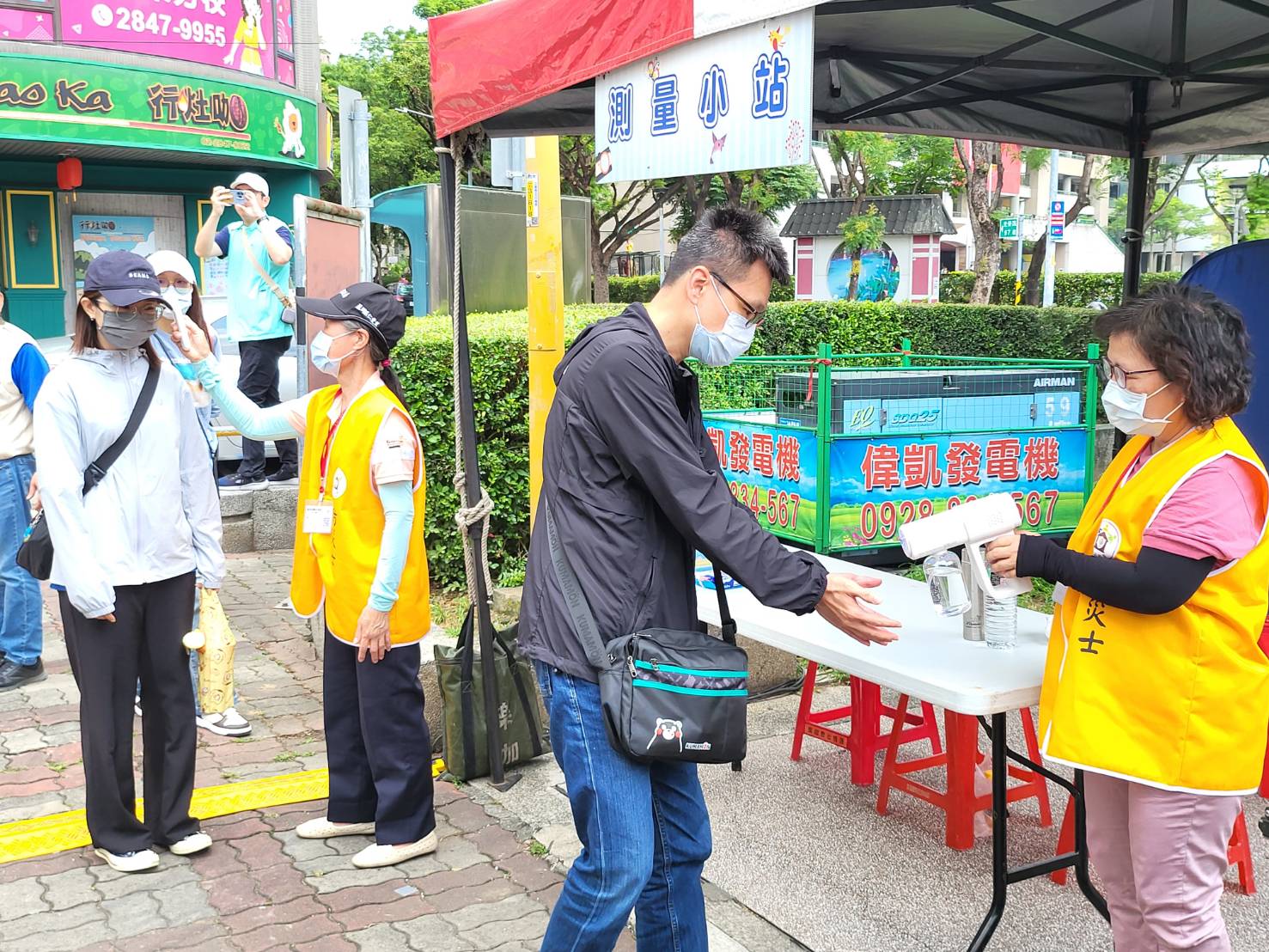防疫作為：門禁外設立防疫功能站，測量體溫、酒精消毒及確認佩戴口罩並採單一出入口管制