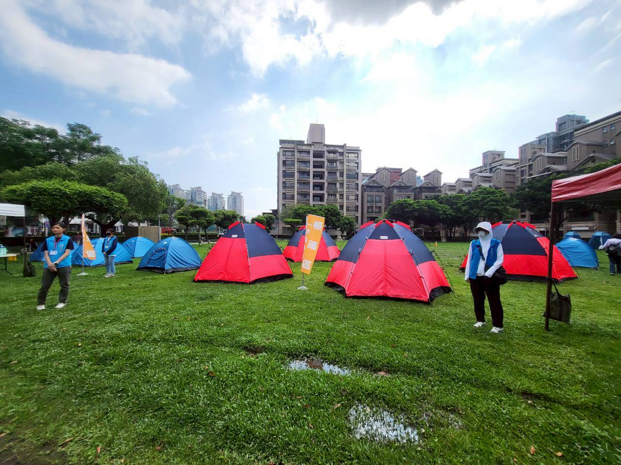 依不同生理性別、人數及家庭狀況，共分為家庭寢區、單身男寢區及單身女寢區，並有專人門禁管制維護秩序
