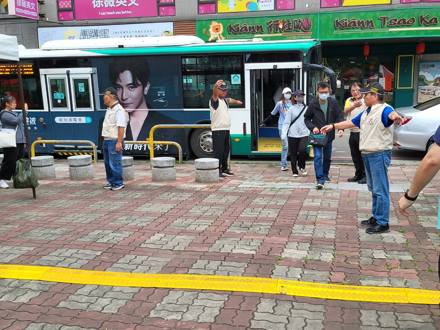受災民眾由公所簽訂的開口合約廠商三重客運協助載運抵達防災公園