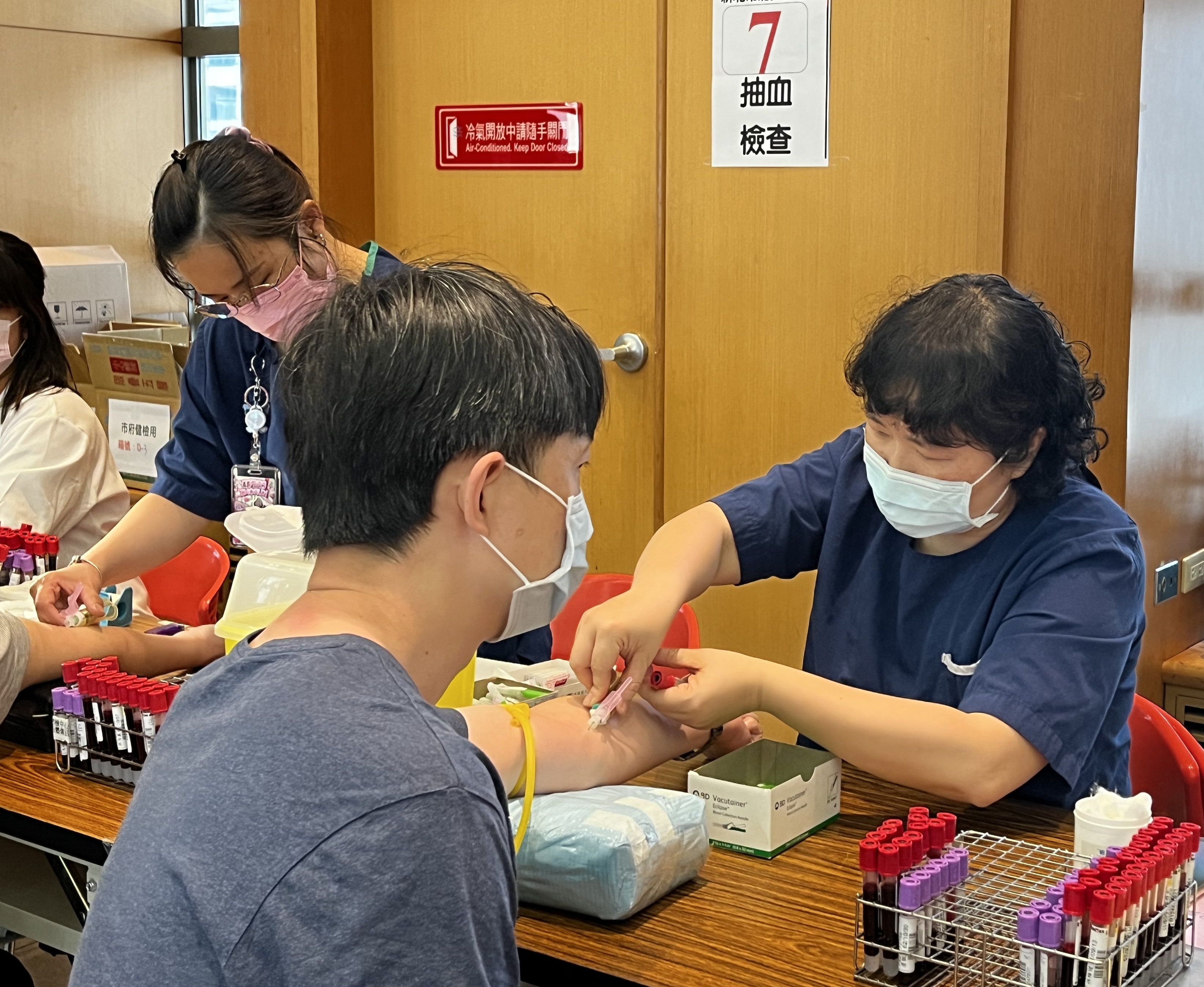 民眾接受抽血檢查