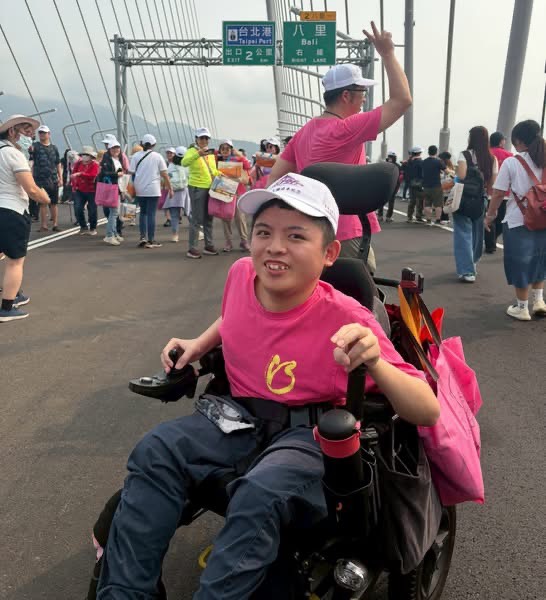 院生吳宗霖說，電輪能搶先上橋，感到非常驕傲！