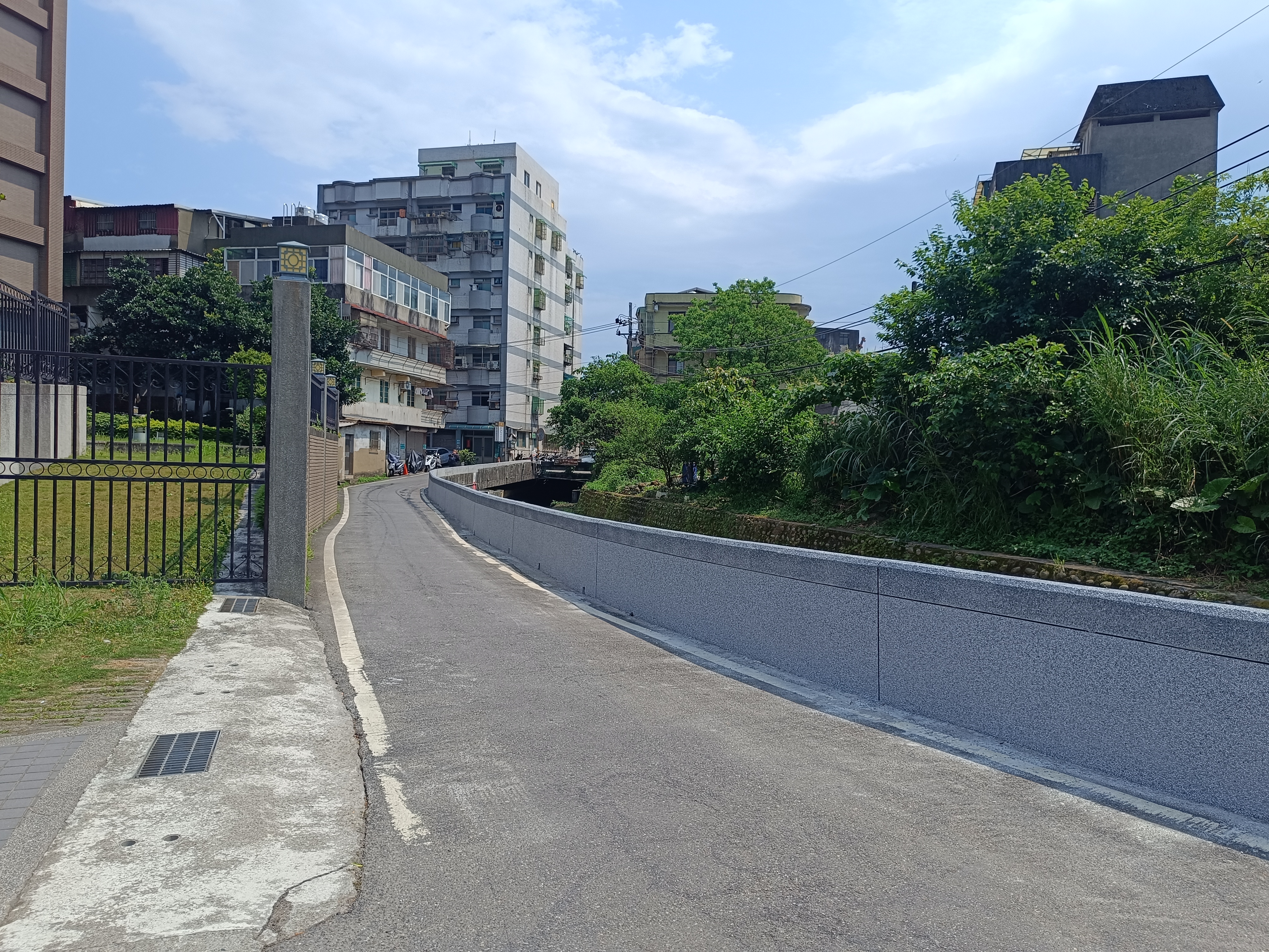 改善後-護岸加高有效降低潰堤風險，為地方居民構築堅實的生命財產防護網