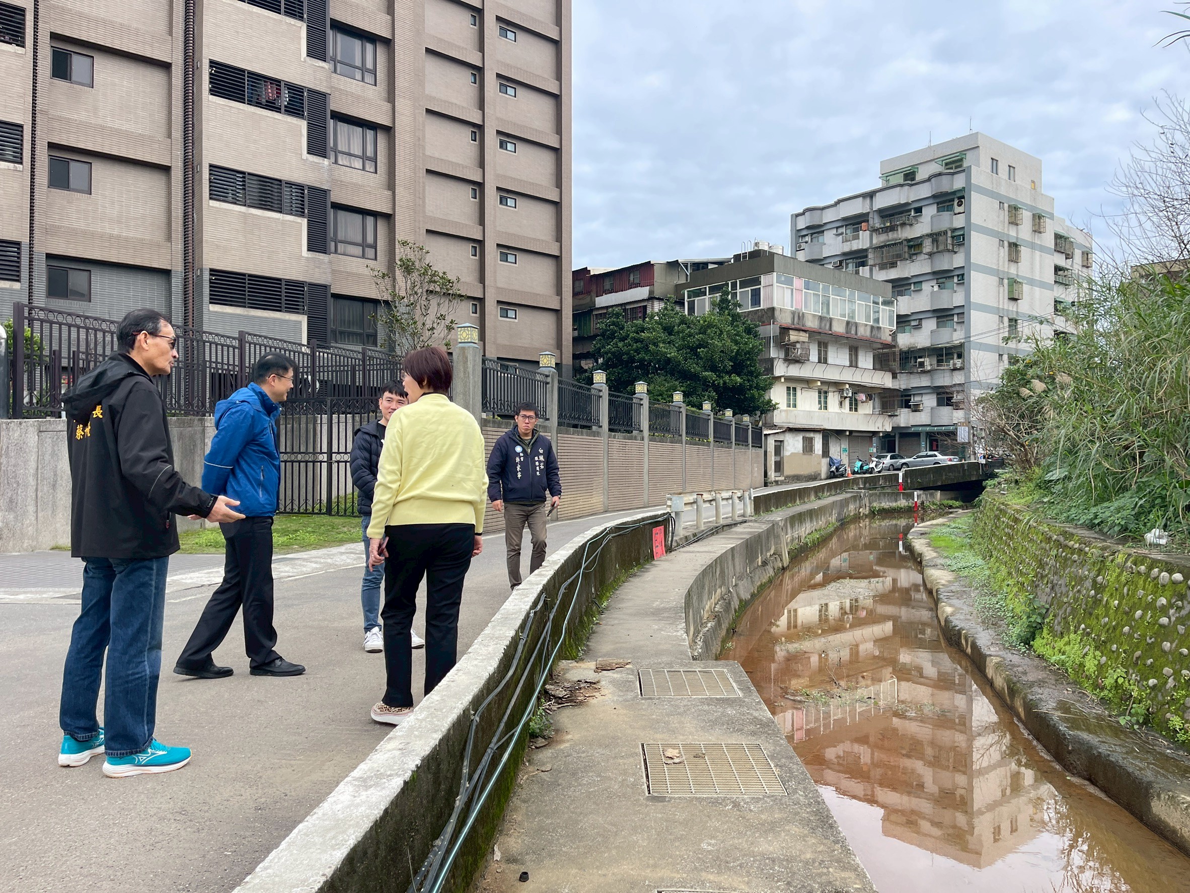 改善前-金包里溪部分護岸老舊且高度不足