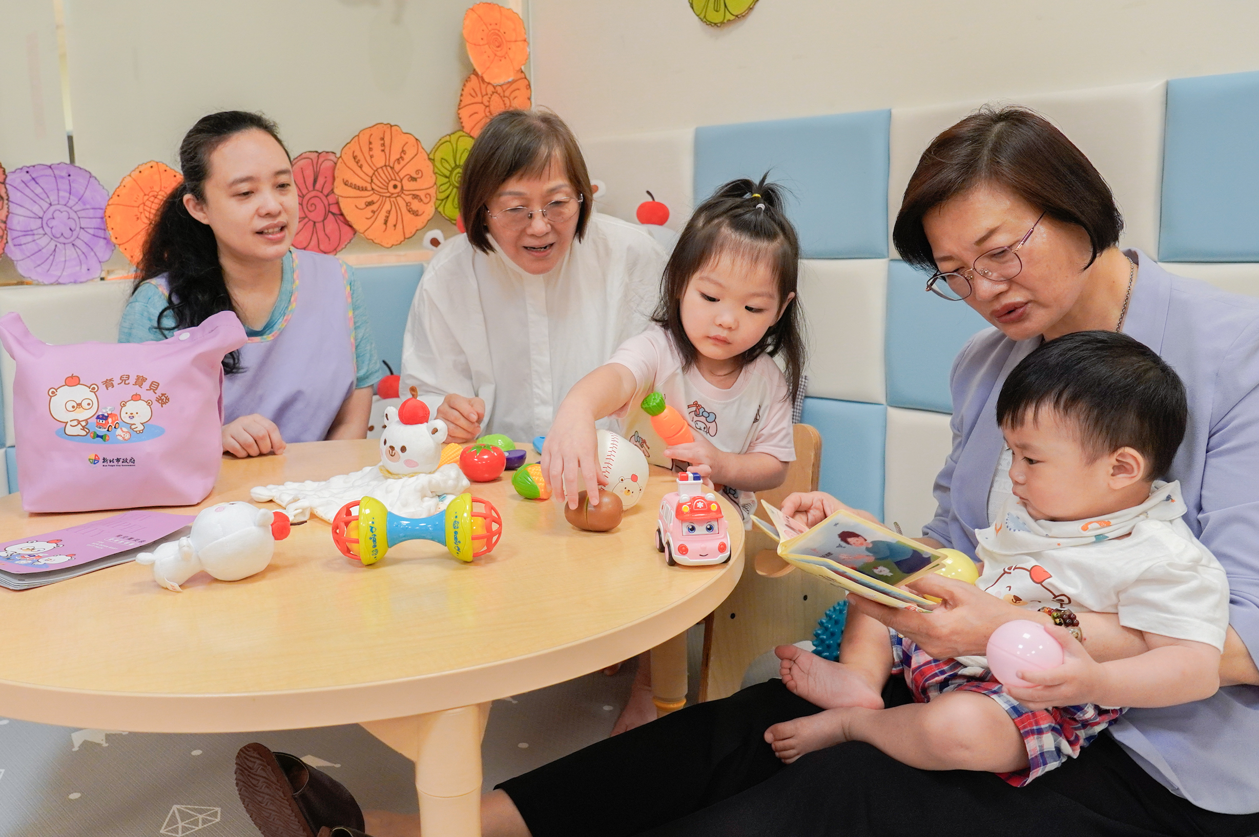 新北市社會局長李美珍（右1）帶領幼兒讀洗澡繪本書。