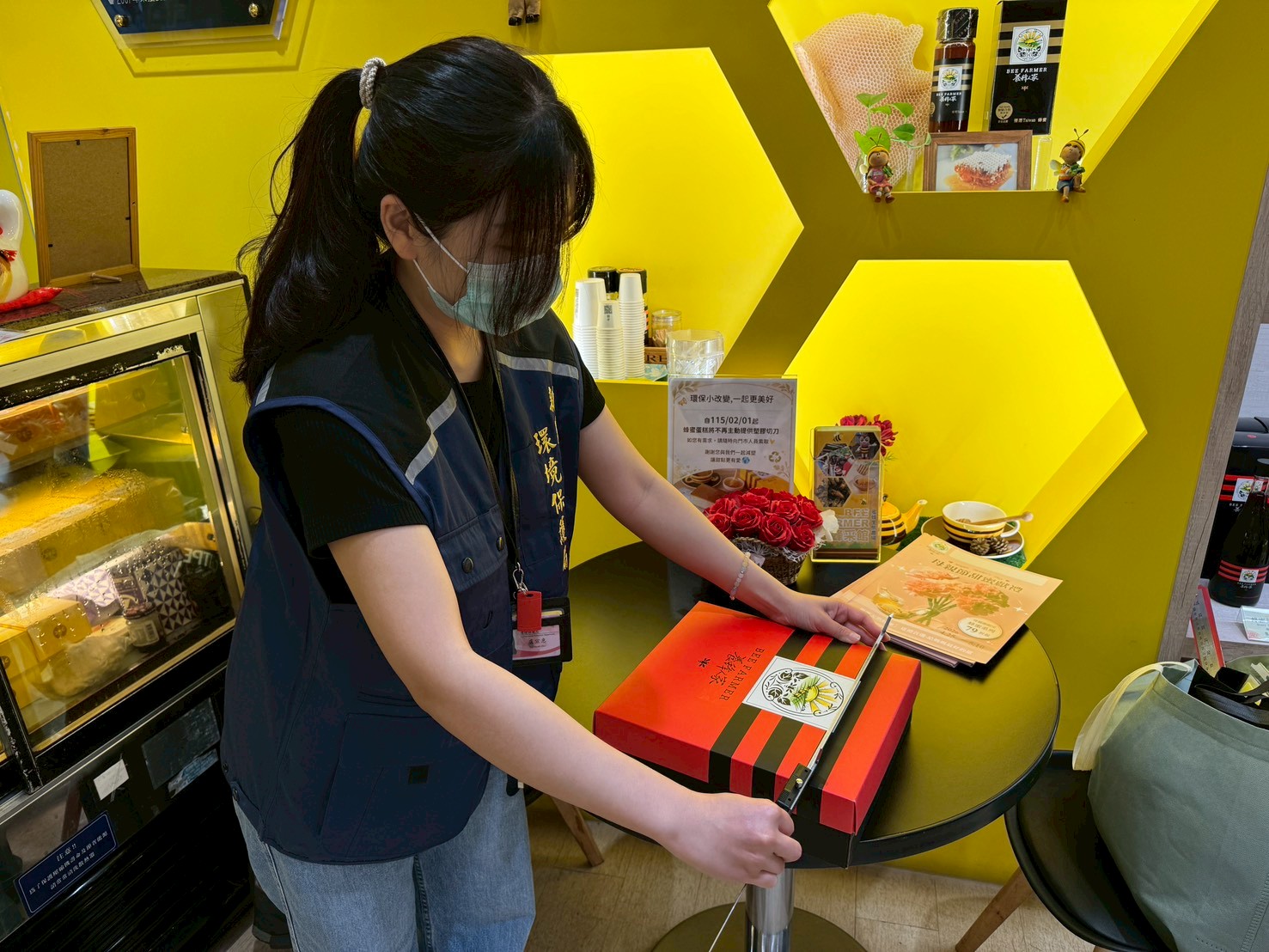 稽查員於各大節慶前夕前加強禮盒抽查