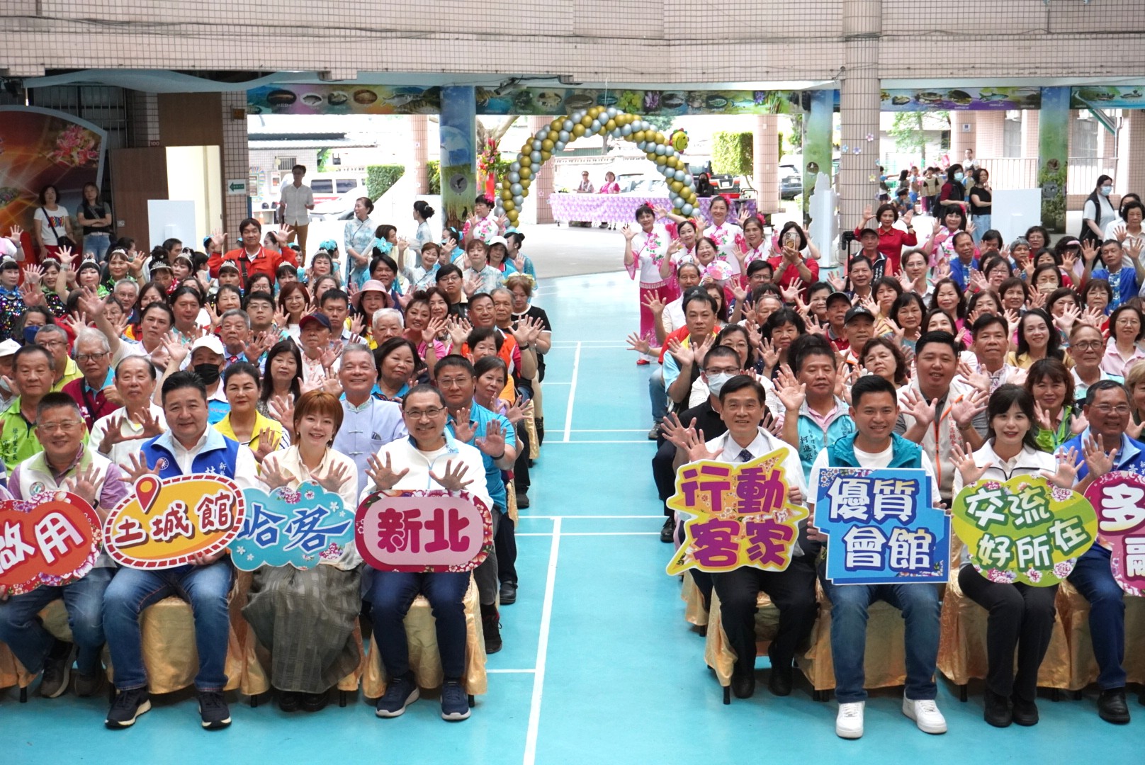 侯友宜市長與貴賓共同拿起手舉牌，歡慶新北哈客土城館正式啟用。