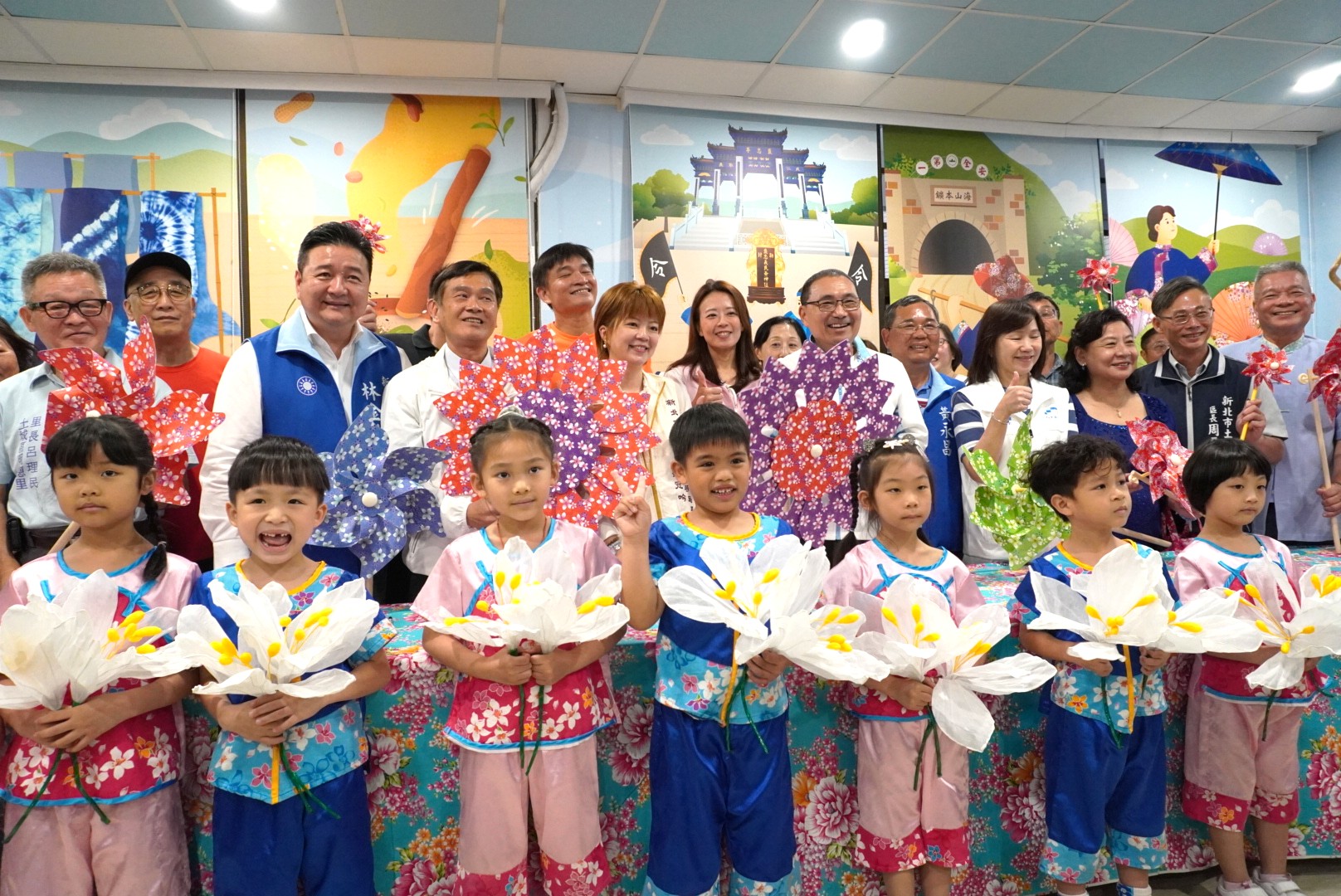 侯友宜市長及貴賓欣賞樂利國小附幼帶來的歌謠表演，以及體驗手作風車後一同合影留念。