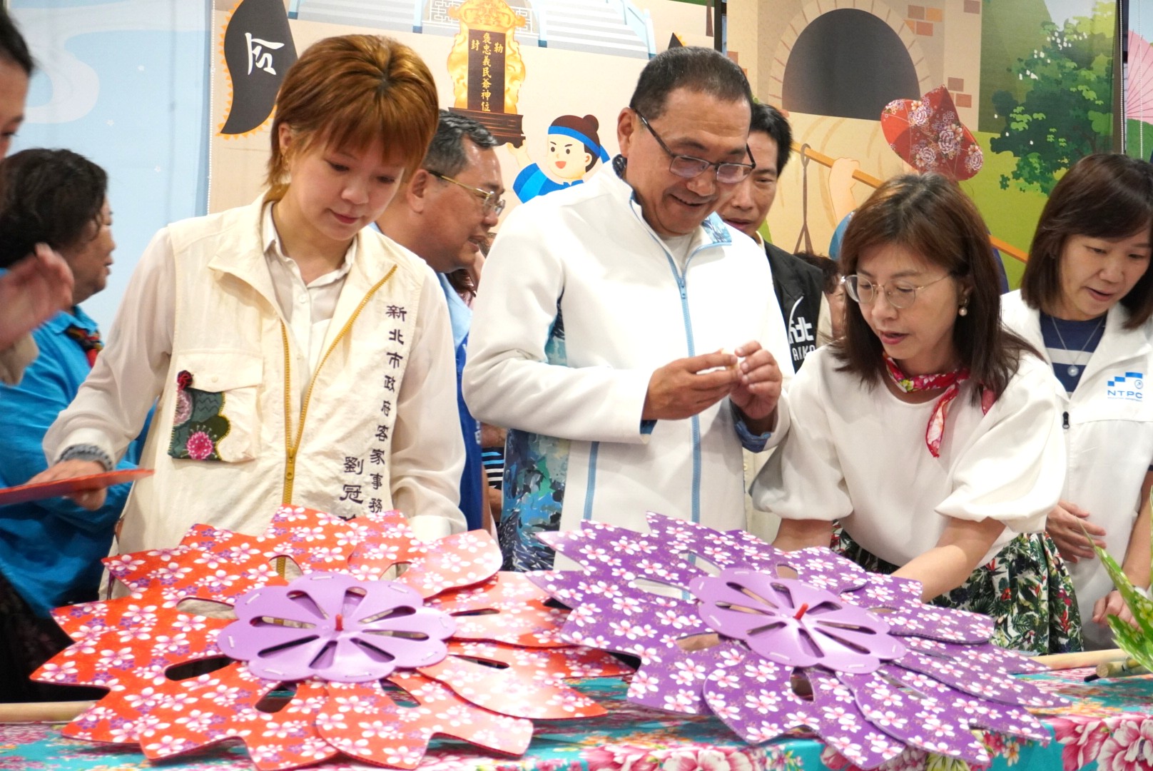 .侯友宜市長（左2）與客家事務局劉冠吟局長（左1）及貴賓體驗手作風車，象徵著新北客家文化充滿動力。