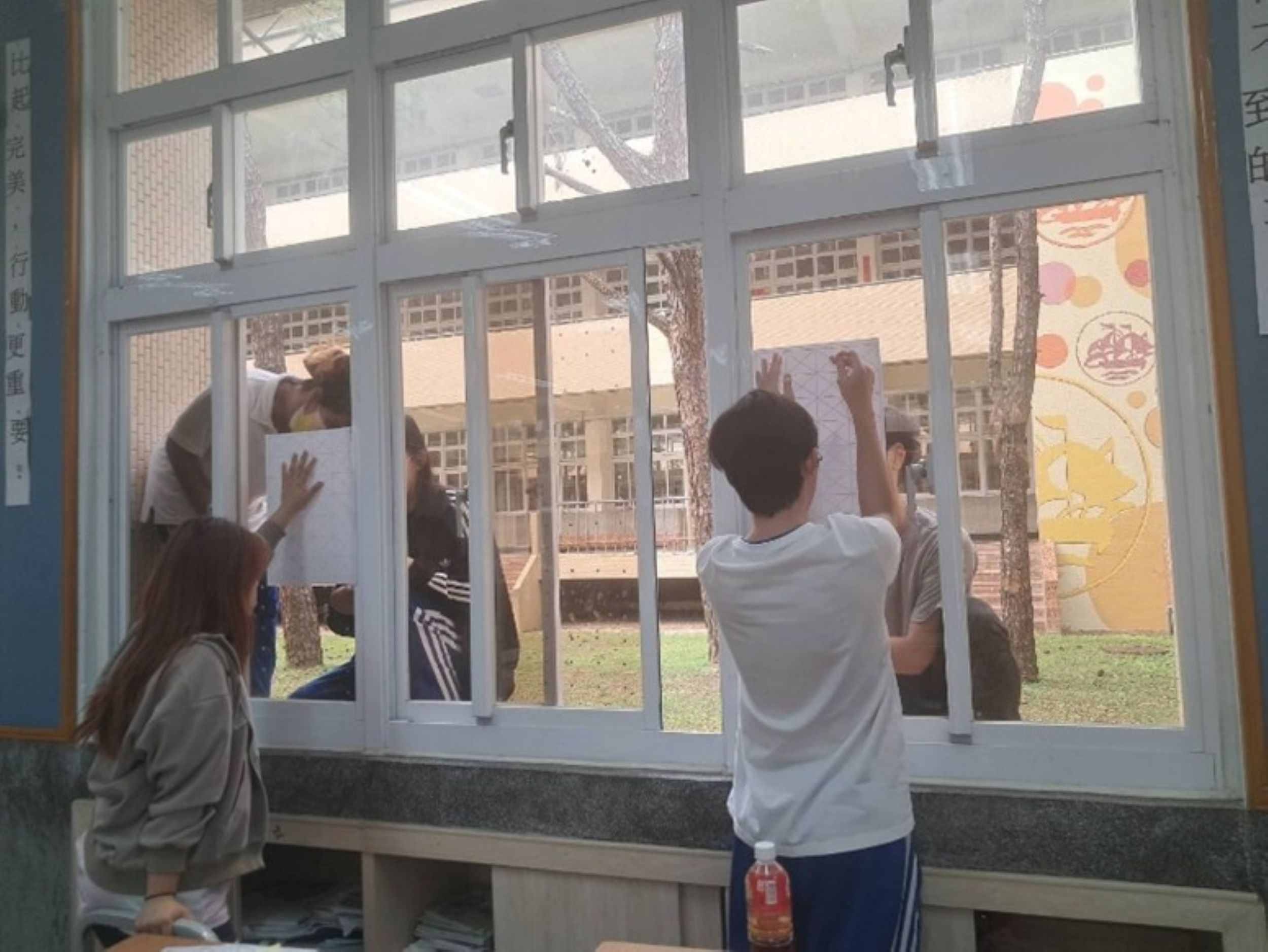 華僑中學學生進行友善鳥類窗戶佈置