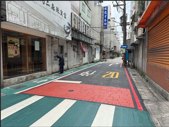 綠底行穿線與標線型人行道串聯
