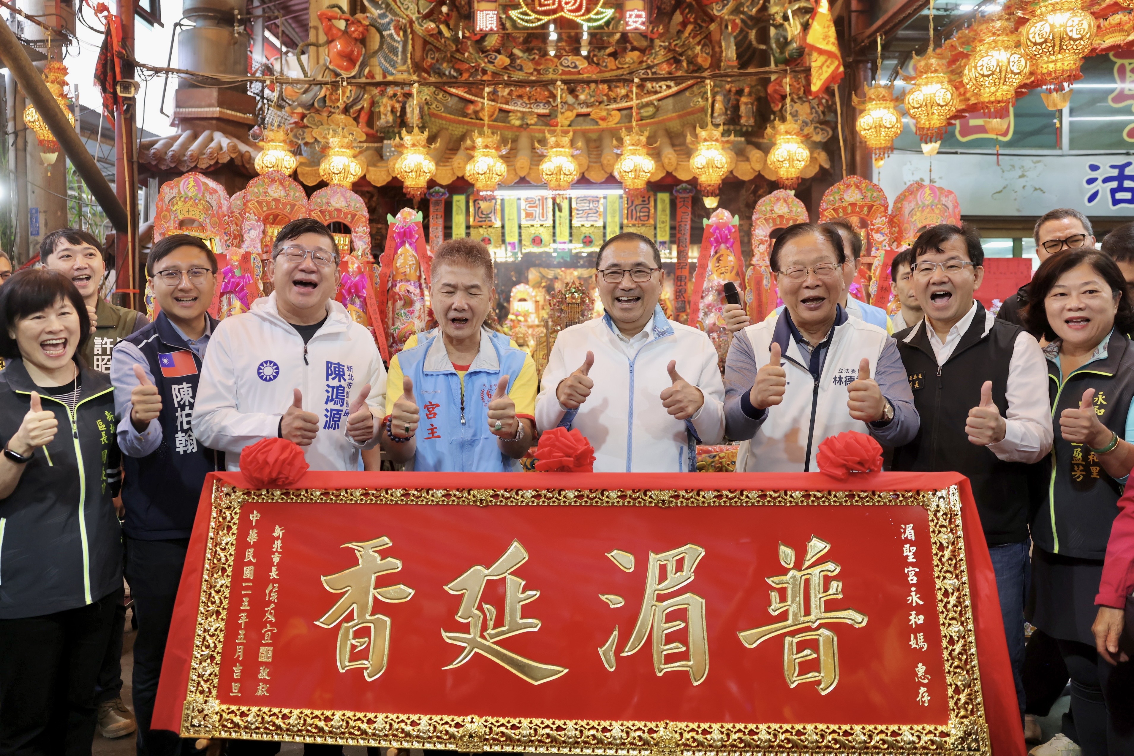 侯友宜赴永和湄聖宮參香贈「普湄延香」匾額，感謝媽祖一直保佑這塊土地，在市政推動上，也祈求新北捷運七線齊發規劃等建設能順利推進。