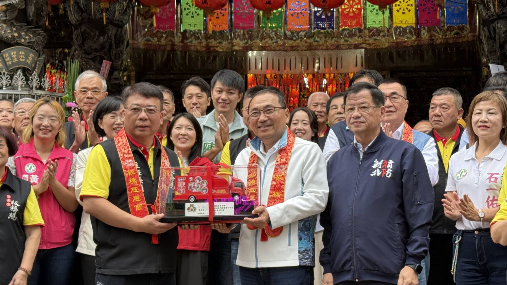 市長侯友宜於板橋慈惠宮參香，與廟方合影，感謝宮廟公益捐贈，並點燃起馬炮。
