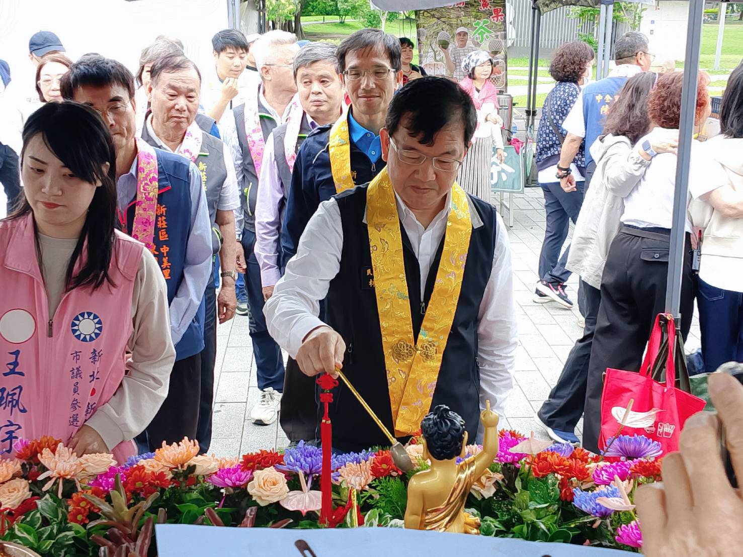 新北市民政局長林耀長出席靈鷲山惜惜地球永續親子趴暨浴佛節活動。
