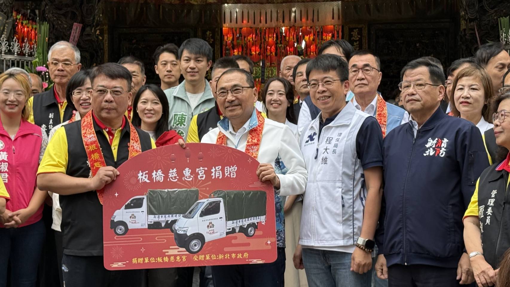 市長於板橋慈惠宮參香，與廟方合影，感謝宮廟公益捐贈，並點燃起馬炮。