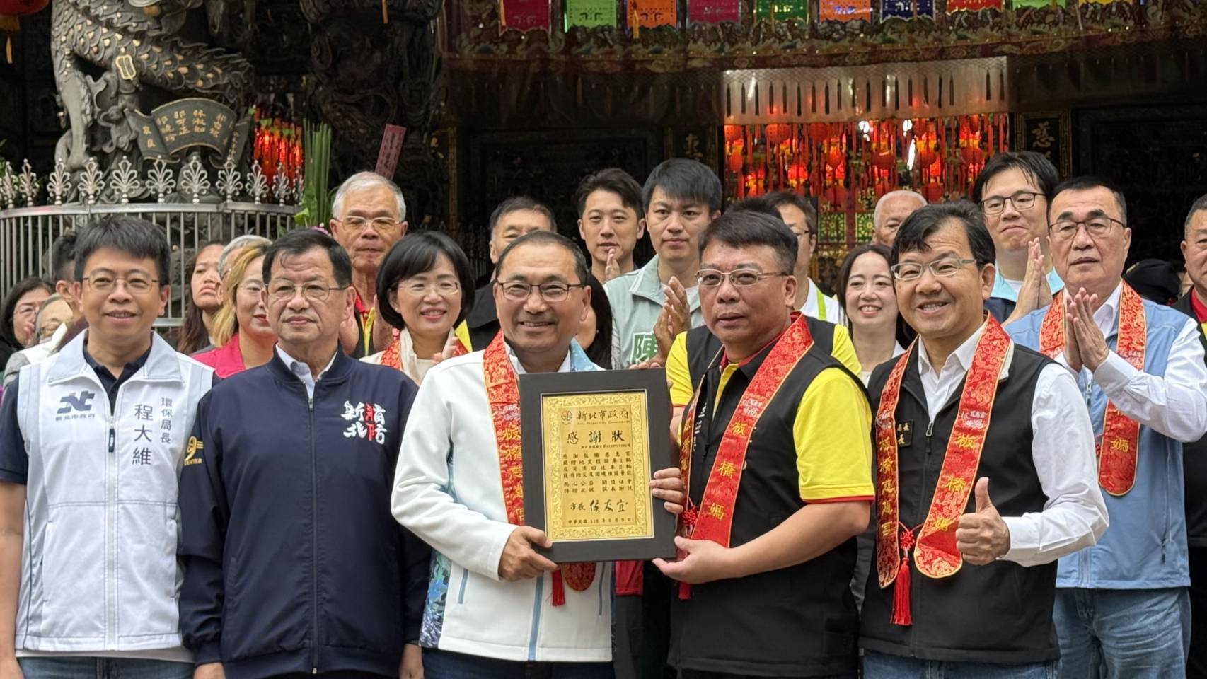 新北市長侯友宜於板橋慈惠宮參香，與廟方合影，感謝宮廟公益捐贈，並點燃起馬炮。