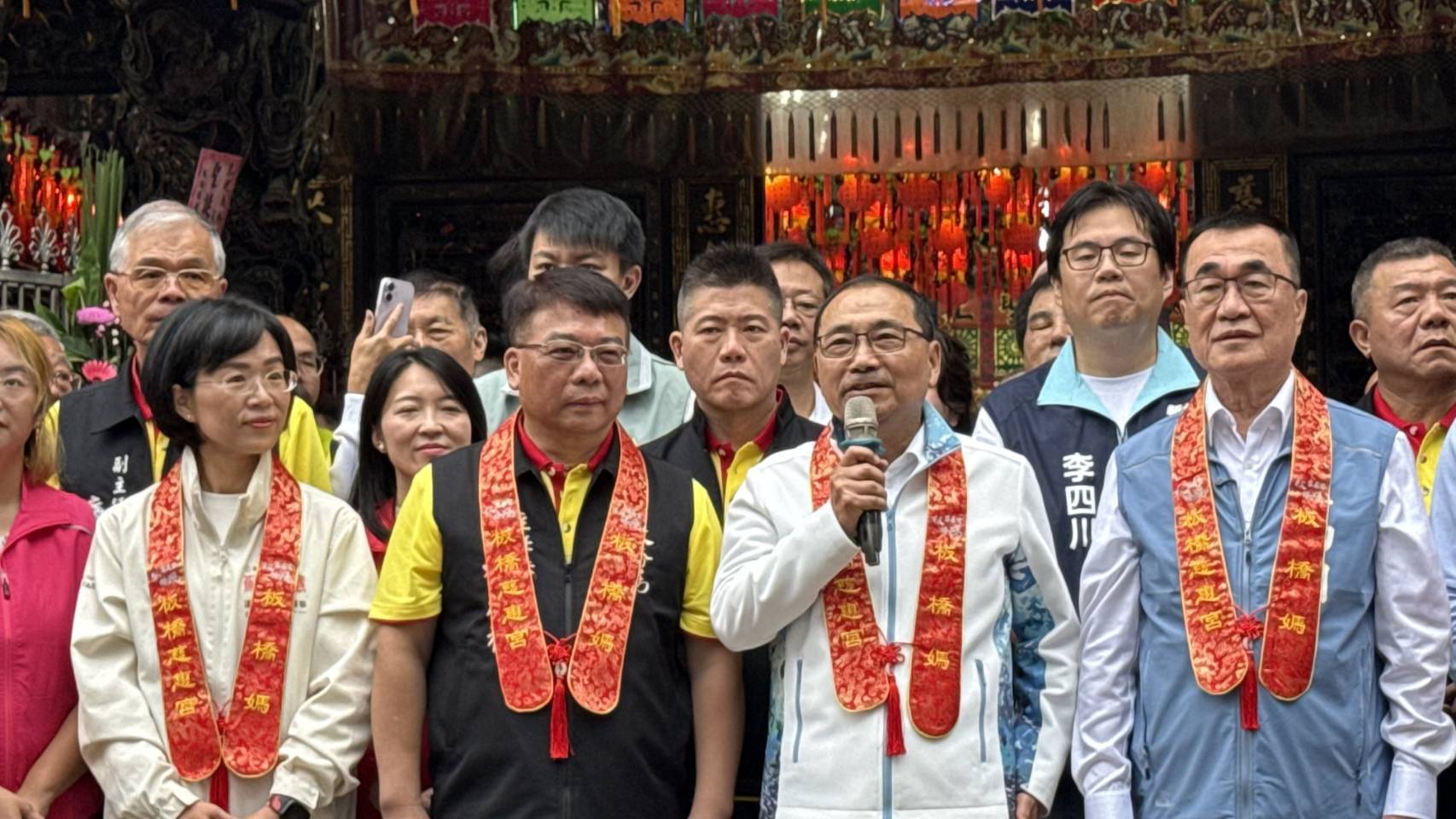 市長侯友宜致贈三重聖佑宮「神昭海表」匾額，慶賀建宮50週年並肯定其社會服務。