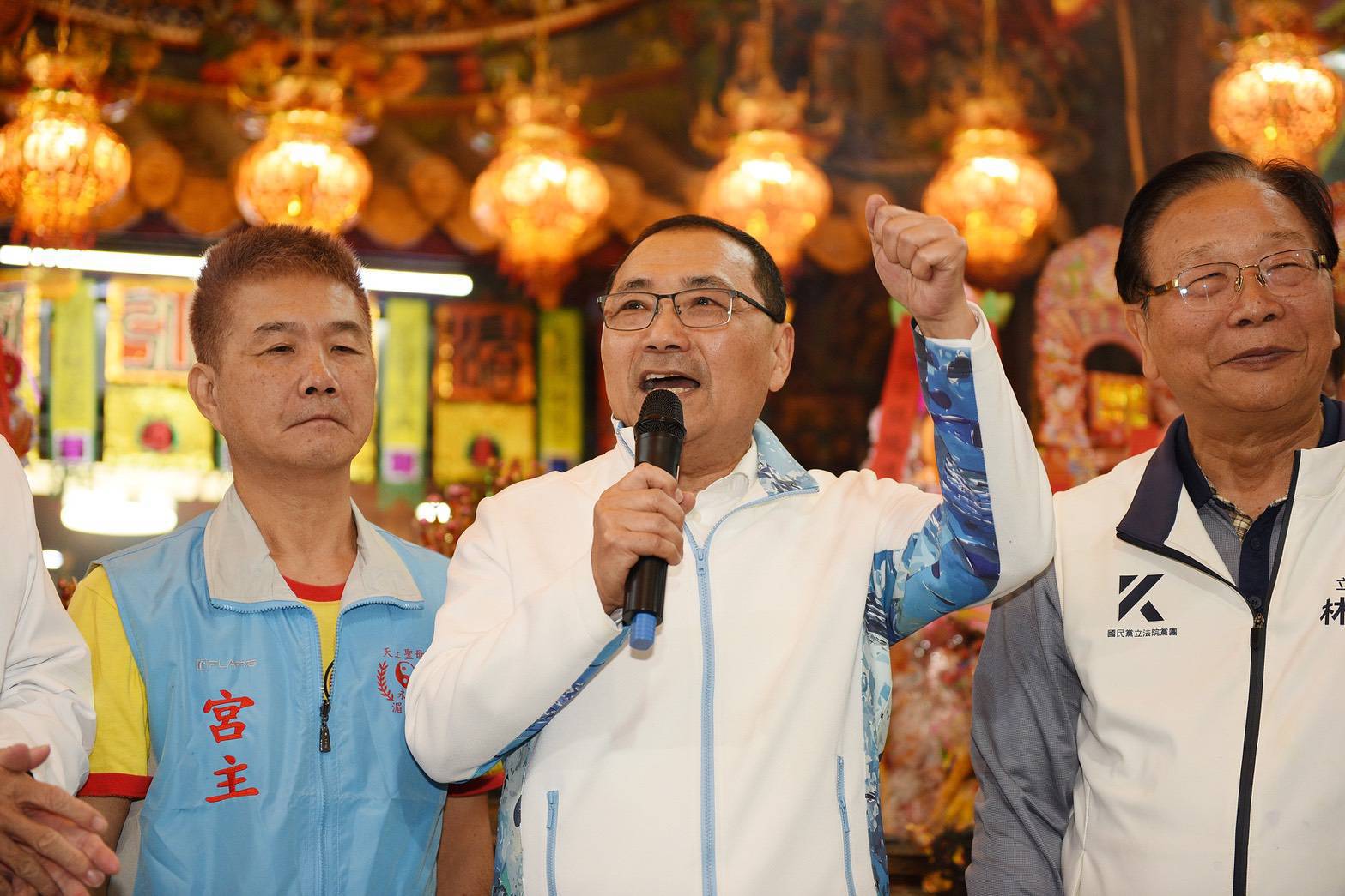 市長侯友宜致贈永和湄聖宮「普湄延香」匾額，感謝廟方支持實物銀行、照顧弱勢。