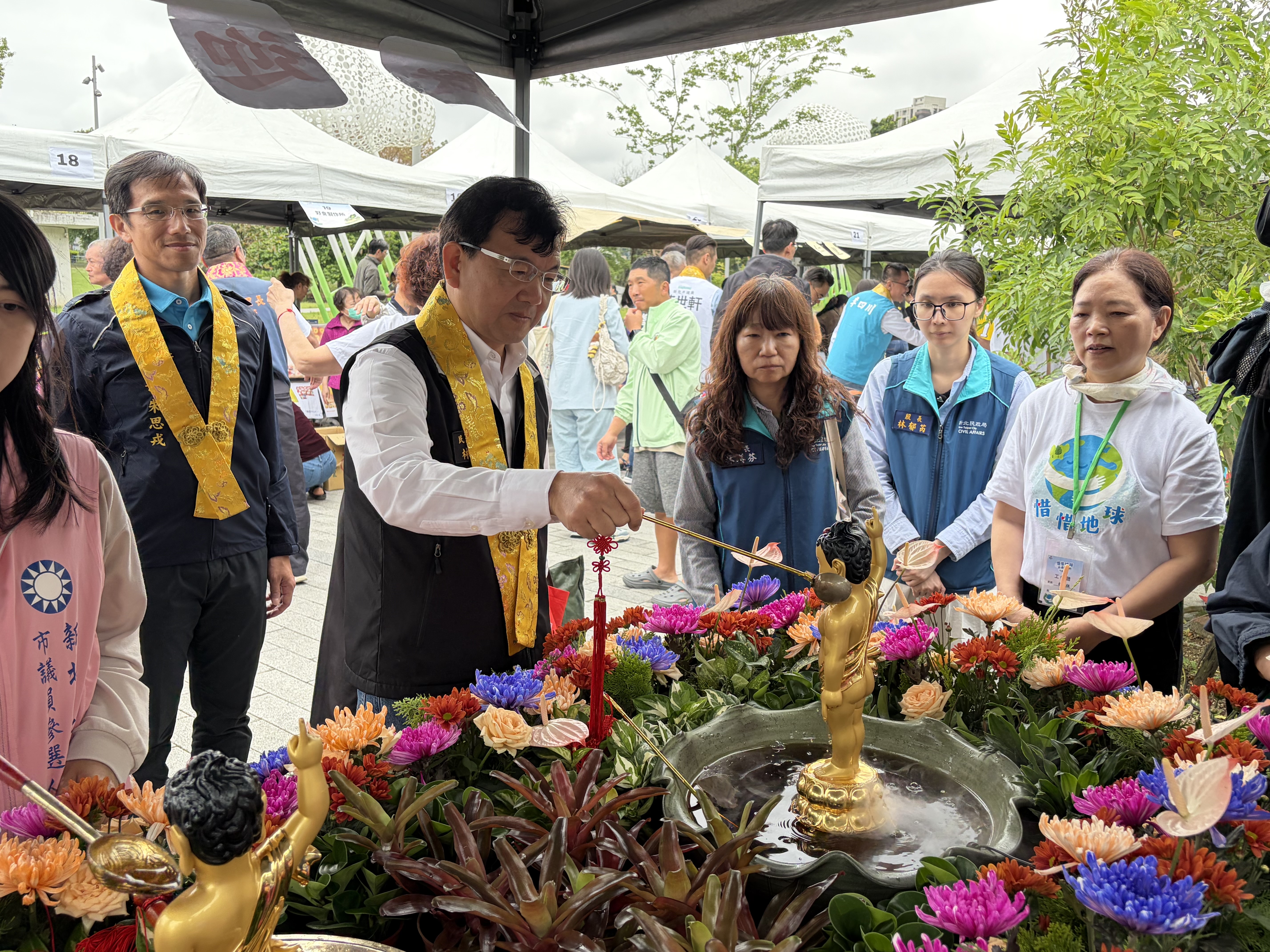 民政局長林耀長出席靈鷲山惜惜地球-永續親子趴暨浴佛節活動。