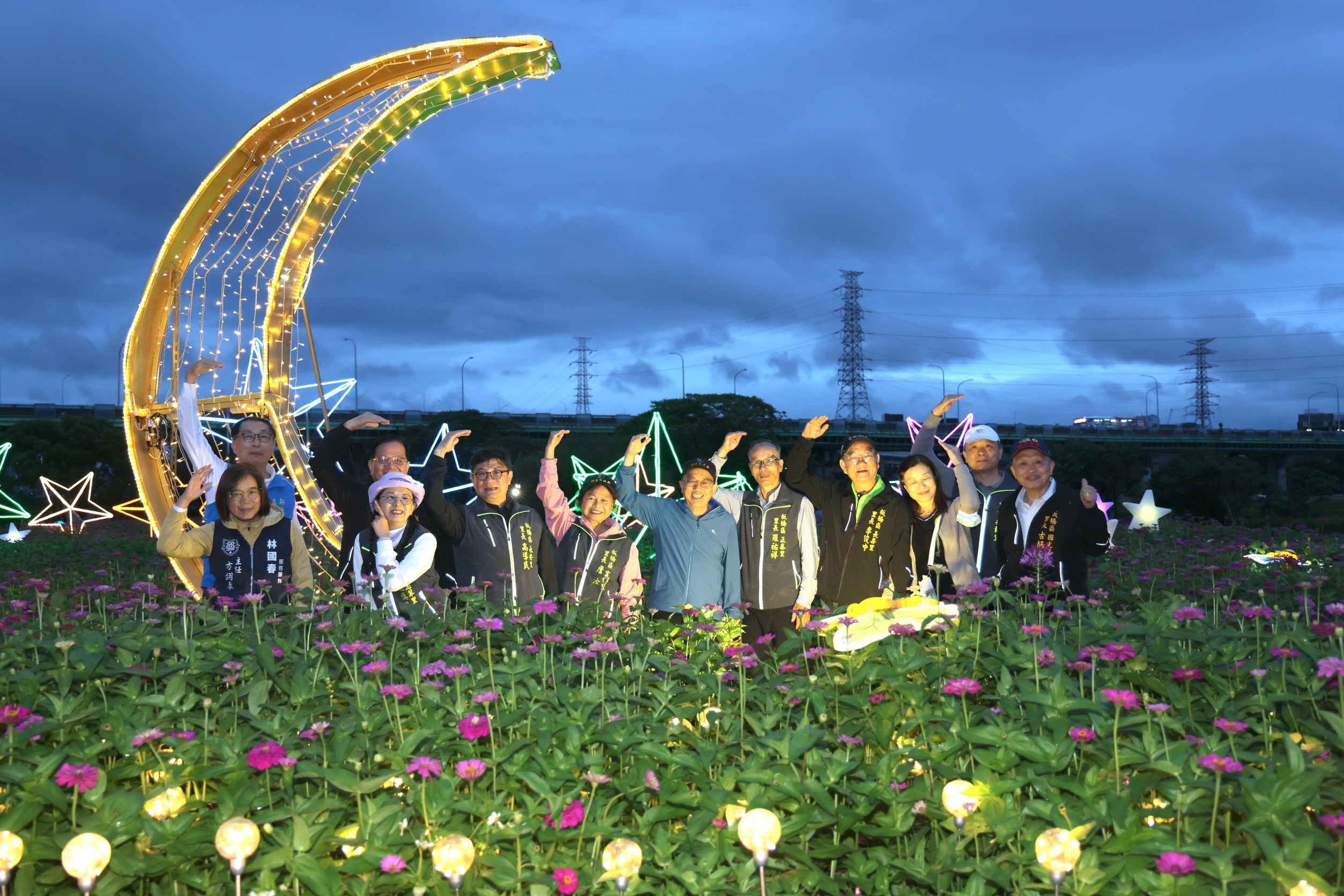 《花間月語．漫舞心願》~月亮與星星在夜晚發光在花海裡許下願望~