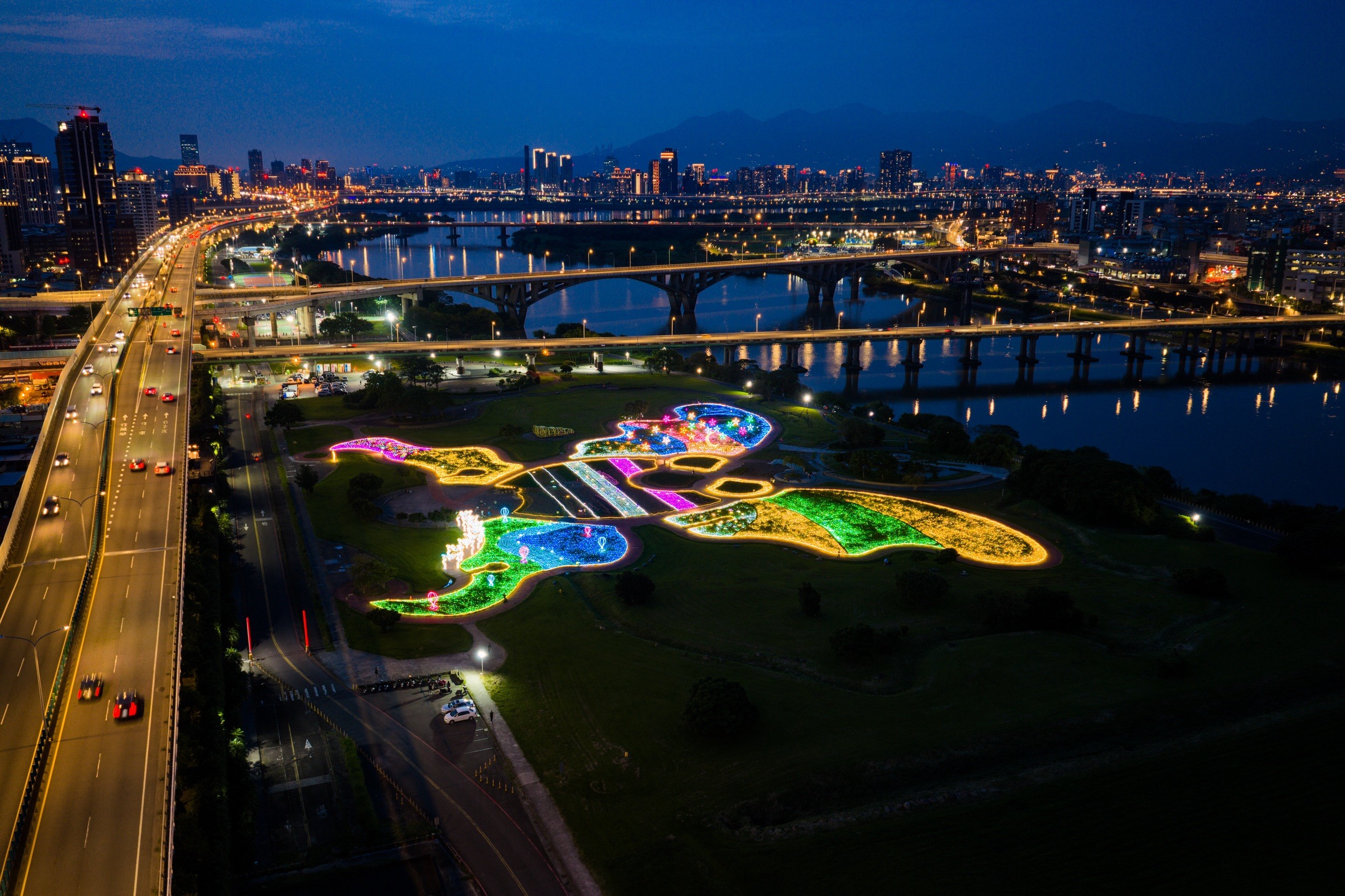  板橋蝴蝶公園盛大開幕夜間光雕讓河濱公園充滿夢幻的氛圍