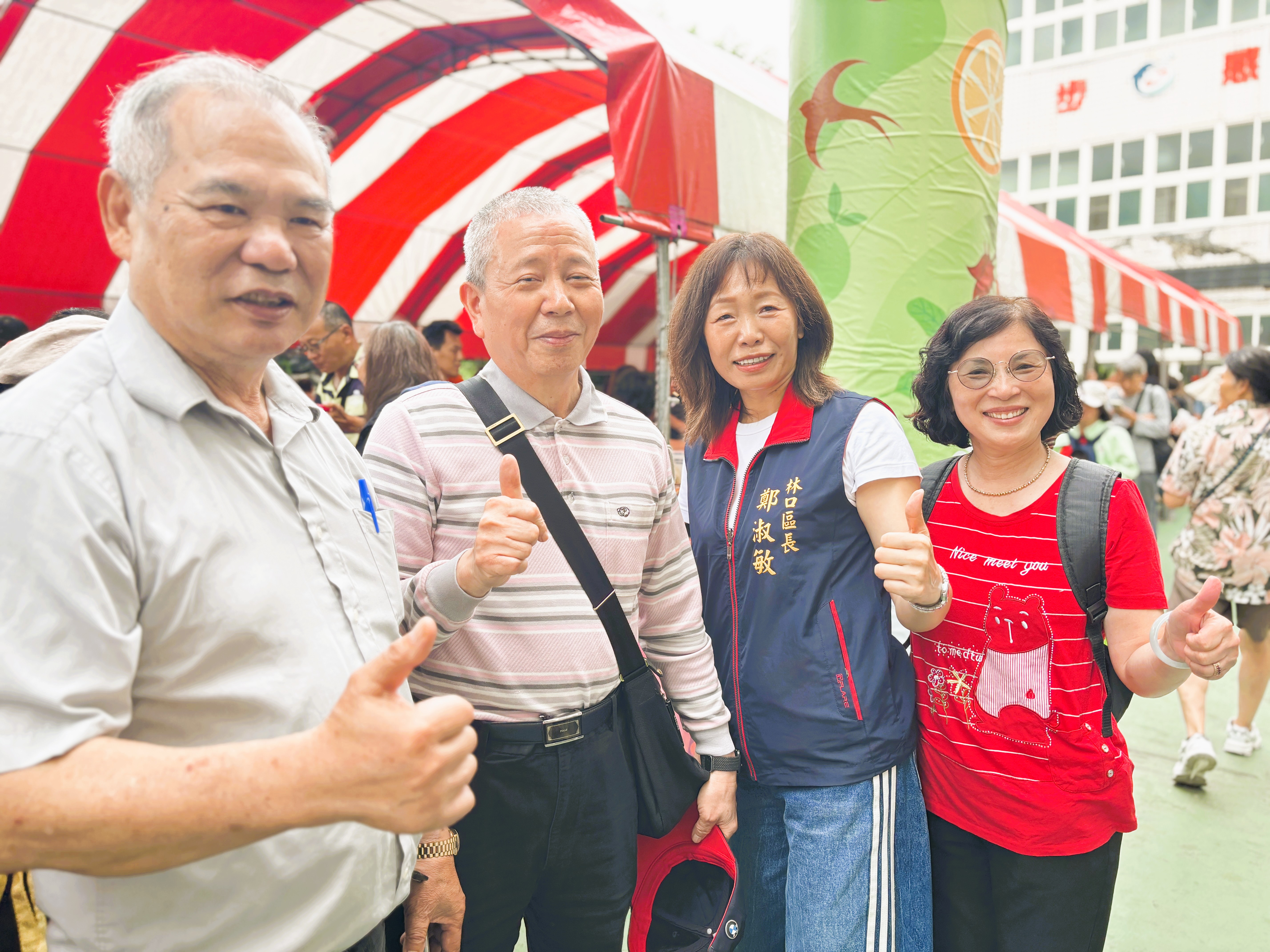06.鄭淑敏區長與大家共同感受「萬人吃飯擔」的魅力
