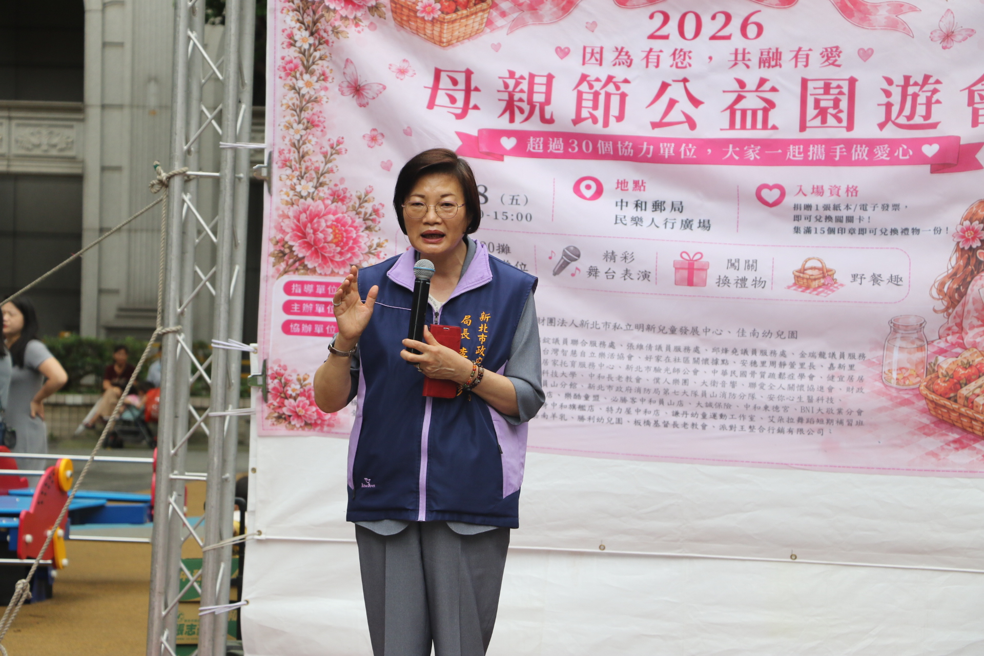  社會局長李美珍表示，為協助家長把握早療黃金期，市府在全市設立共7區的早期療育社區資源中心，鼓勵早期發現、早期療育。