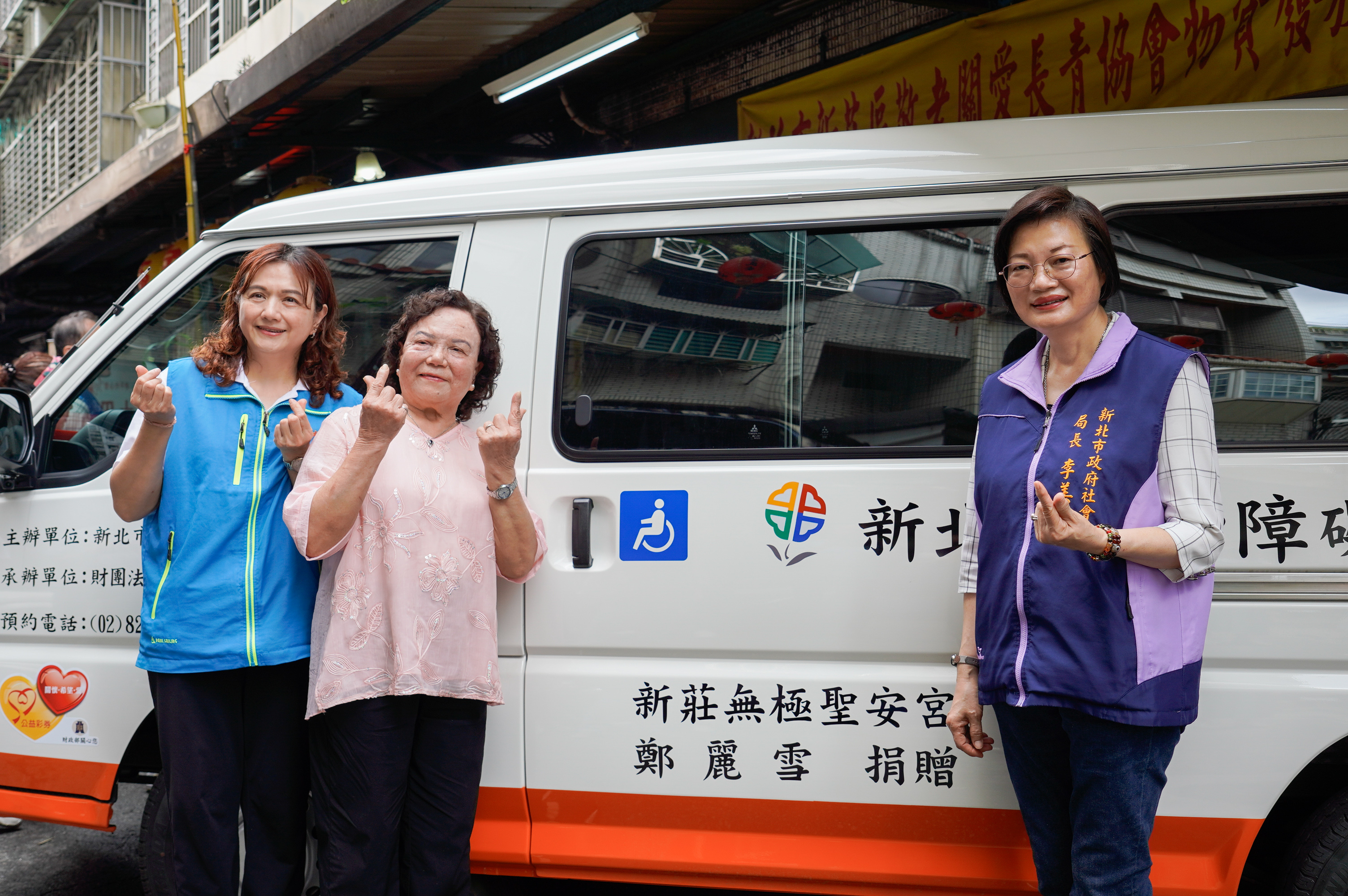  新北市民林雅賓(左1)，10日母親節當天於新莊區無極聖安宮捐贈1輛復康巴士給新北市政府，並以母親鄭麗雪(左2)名義捐贈。