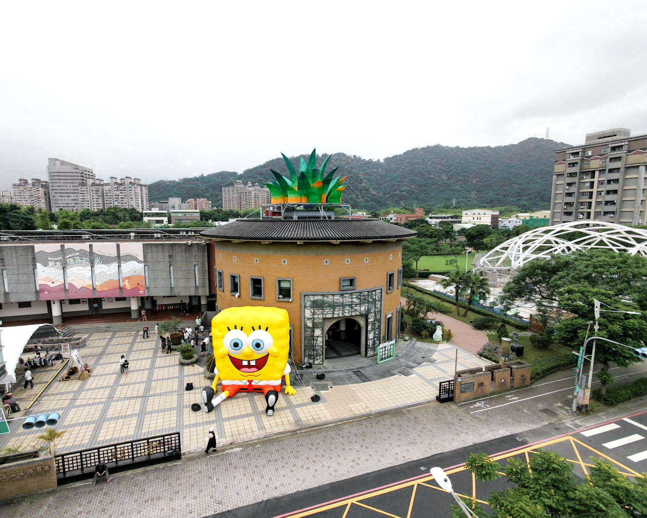 1.	新北市客家文化園區的「客家圓樓」變身為超吸睛的巨型「鳳梨屋」，還有超萌的海綿寶寶大氣偶坐鎮迎接，展現都會客家與國際 IP 跨界結合的創新趣味