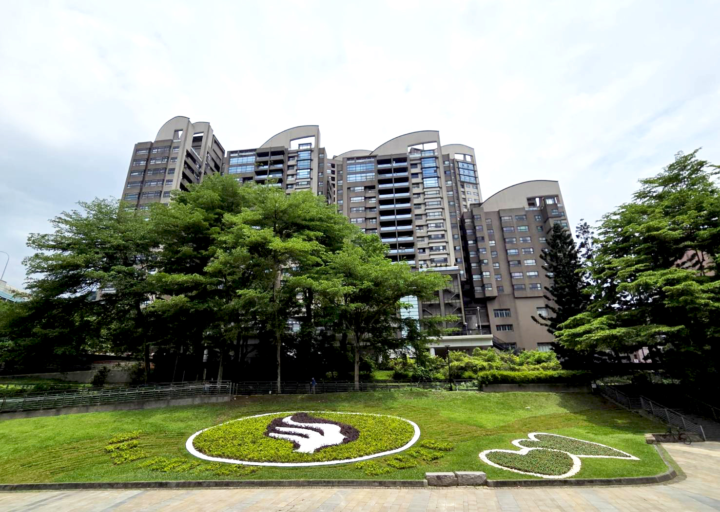 迎接2026全國身心障礙國民運動會，新北景觀處於碧潭園區特別打造以紅彩木、金露花等千株植物打造專屬LOGO地景，繽紛色彩成為遊客白天漫步碧潭的新亮點。