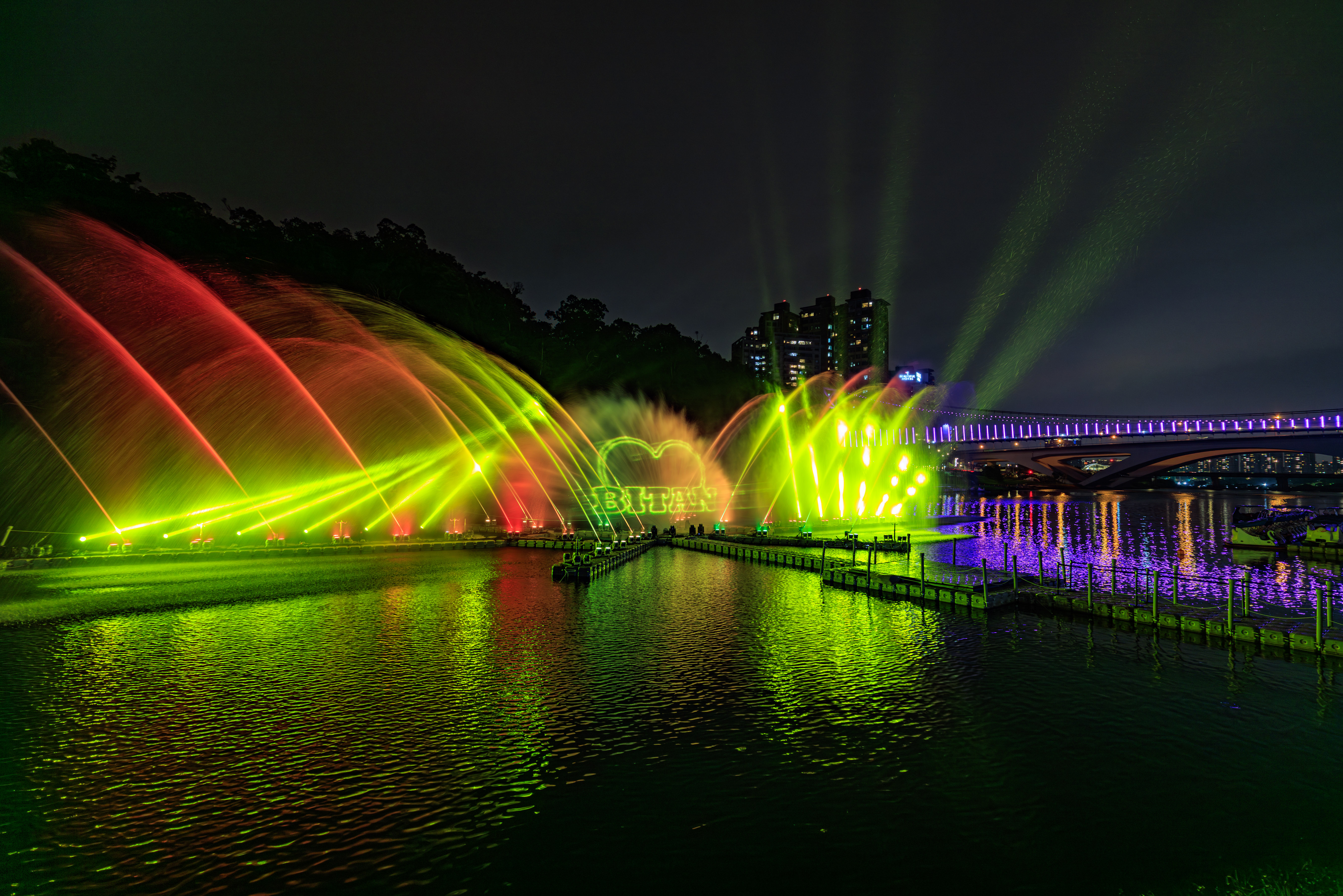 2026碧潭水舞季5月1日至6月14日璀璨登場！華麗的水舞律動配合夢幻燈光，與後方的碧潭吊橋交織成新北最浪漫的夜景。
