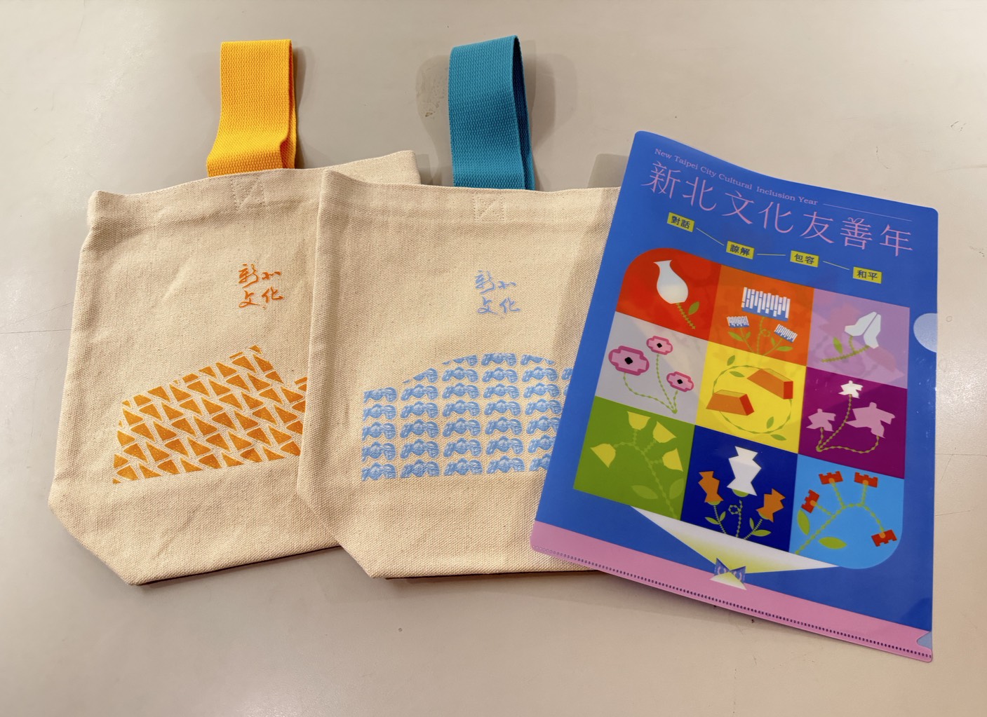 5月16日至18日到新北公立博物館完成各館指定任務，即可獲得限定資料夾，並可參加抽獎，有機會獲得美學廊帶限定手提袋。