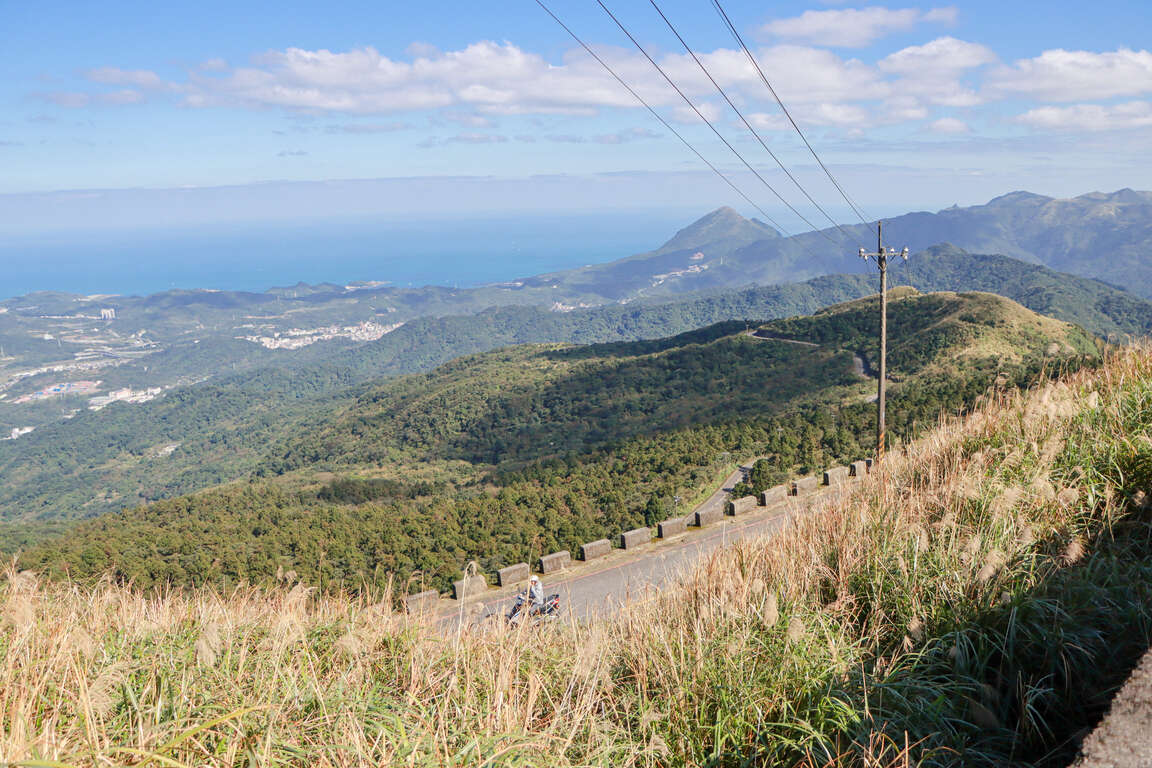 淡蘭古道五分山步道視野壯闊，讓民眾盡情呼吸山林芬多精。