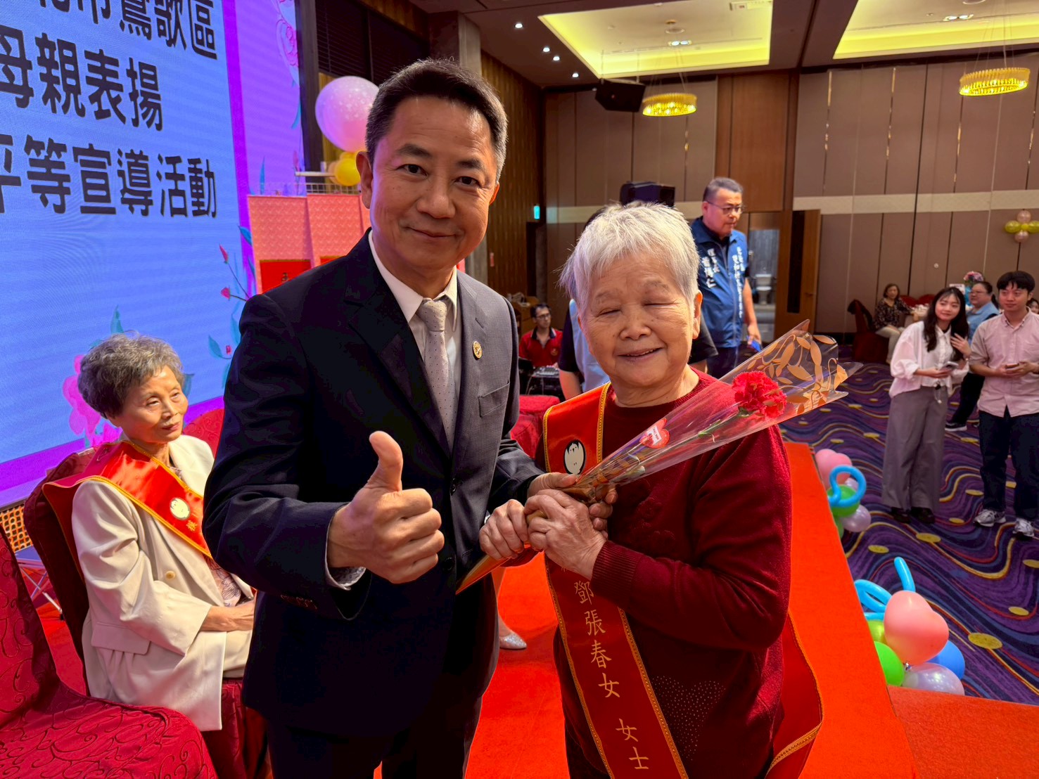 區長致贈康乃馨