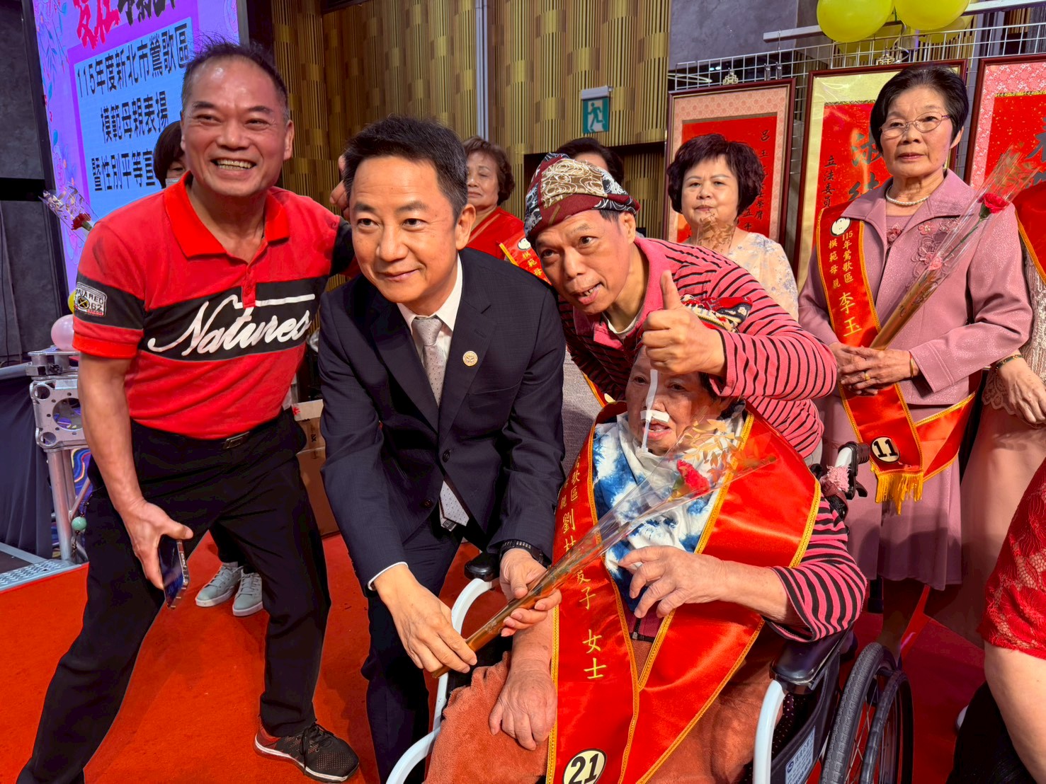 區長與模母合照
