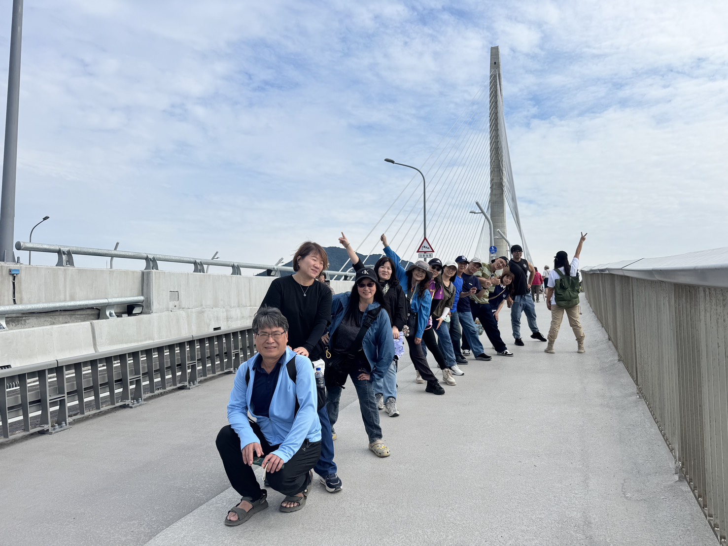 民眾參與淡江大橋首發團登橋體驗，近距離感受新北最新地標的壯闊魅力。(大島台灣提供)